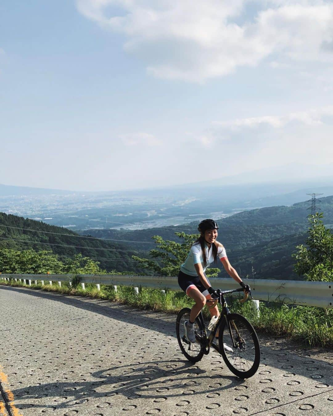 福田萌子さんのインスタグラム写真 - (福田萌子Instagram)「山中湖サイクリングツアーにゲストとして参加してきました。2日間かけて約120kmを走り美しい景色を満喫するコース🗻🚴‍♀️✨ 富士山を横目にロードレースのオリンピックコースに設定されている道を走ったり、名所を見て回ったりと盛りだくさん‼️ 1日目は山道が多かったのですが、2枚目の動画をみて頂けると分かる通り、今回は @besvjapan の貸し出しがあり、体力に差のある参加者の方達も同じスピードで登り坂を走る事が出来てあらためてe-bike(電動自転車)の素晴らしさを感じました👏👏👏 ・ 最後は明神峠という最大斜度20%の激坂を含む6kmのヒルクライム。 だいぶ蛇行しましたが登りきれて達成感😊 やまなかこサイクリングチームの選手たちにアシストしてもらいしっかりと景色も楽しみました✨ サイクリングロードも広くて空気も美味しい、都内から80kmで来れる距離なので週末サイクリングにはぴったりです🌲🐾 ・ Wearing @pearlizumijapan 👟 @adidastokyo  Riding @s1neo_japon  #yamanakako #mtfuji #sportstraveler #スポーツトラベラー」6月2日 19時04分 - moekofukuda