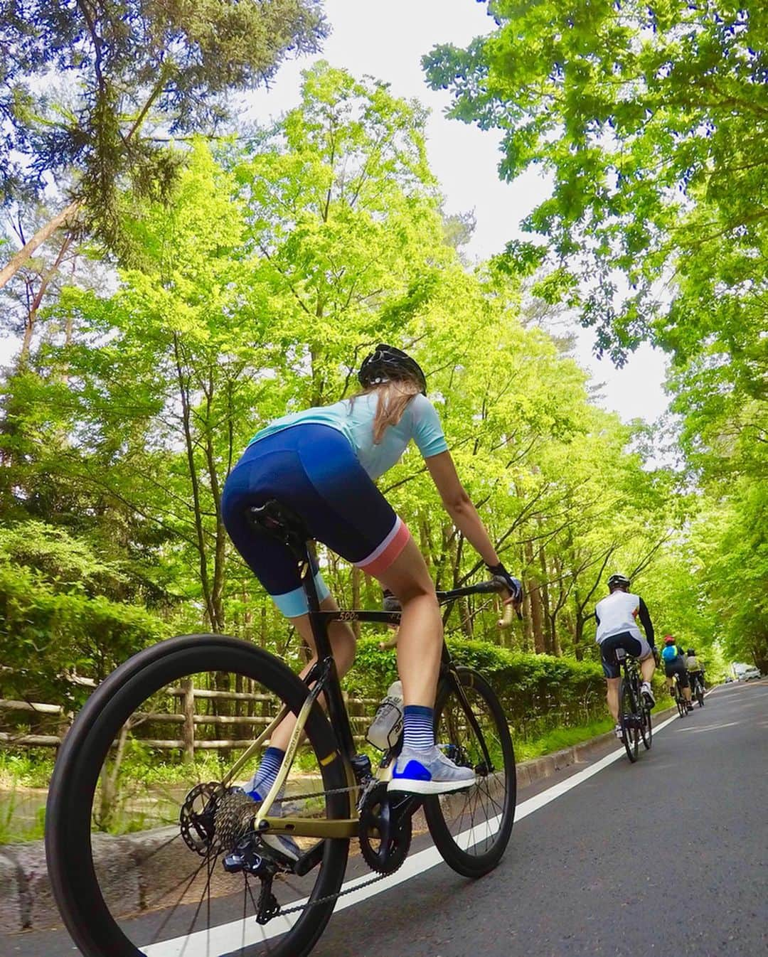 福田萌子さんのインスタグラム写真 - (福田萌子Instagram)「山中湖サイクリングツアーにゲストとして参加してきました。2日間かけて約120kmを走り美しい景色を満喫するコース🗻🚴‍♀️✨ 富士山を横目にロードレースのオリンピックコースに設定されている道を走ったり、名所を見て回ったりと盛りだくさん‼️ 1日目は山道が多かったのですが、2枚目の動画をみて頂けると分かる通り、今回は @besvjapan の貸し出しがあり、体力に差のある参加者の方達も同じスピードで登り坂を走る事が出来てあらためてe-bike(電動自転車)の素晴らしさを感じました👏👏👏 ・ 最後は明神峠という最大斜度20%の激坂を含む6kmのヒルクライム。 だいぶ蛇行しましたが登りきれて達成感😊 やまなかこサイクリングチームの選手たちにアシストしてもらいしっかりと景色も楽しみました✨ サイクリングロードも広くて空気も美味しい、都内から80kmで来れる距離なので週末サイクリングにはぴったりです🌲🐾 ・ Wearing @pearlizumijapan 👟 @adidastokyo  Riding @s1neo_japon  #yamanakako #mtfuji #sportstraveler #スポーツトラベラー」6月2日 19時04分 - moekofukuda