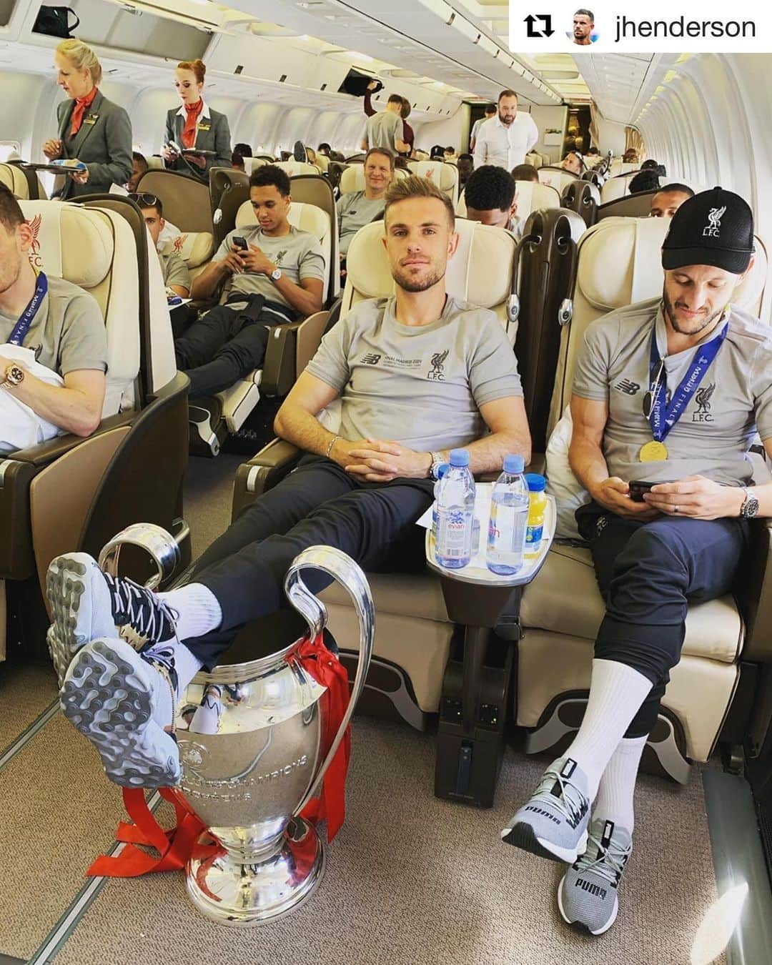 リヴァプールFCさんのインスタグラム写真 - (リヴァプールFCInstagram)「The captain’s bring it home! 😁 #Repost @jhenderson ・・・ Liverpool here we come ✈️🏆」6月2日 18時56分 - liverpoolfc