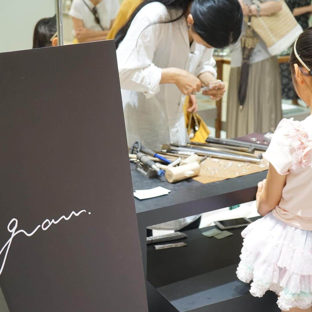 のインスタグラム：「-﻿ 昨日は、私達を迎えに来てくれた姪っ子﻿ ﻿ お隣でPOPUP中の"gram"で初リング💍﻿ ﻿ 自分で好きなデザインと素材を選び、前で作っていただいて嬉しかったようです！﻿ ﻿ 鎌倉で大人気の"gram"﻿ ﻿ 私もブレスレットを作っていただきたいな〜と思っています💓﻿ ﻿ #gram#グラム#鎌倉#ハンドメイド」
