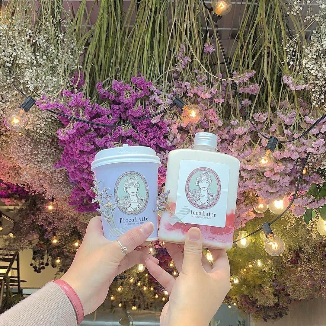 UWASAさんのインスタグラム写真 - (UWASAInstagram)「⠀⠀ 【#uwasa_大阪】⠀⠀ 大阪・中崎町にある「Picco Latte (ピッコ・ラッテ)」をご紹介🎉✨⠀ Picco Latteは、ドライフラワー&カフェのお店です☕️🍰 ラベンダー&ホワイトが基調の店内には色とりどりのドライフラワーがぎっしり💐💕⠀ お写真は、テイクアウト用のドリンクです🍹⠀ お洒落なロゴ入りのカップとボトルを片手にパシャリ😆📸⠀ お花に包まれた癒しの空間で、こだわりのスイーツ&ドリンクを楽しんでみてはいかがでしょうか😋💗⠀ ＊⠀⠀ Picco Latte 👉(@picco.latte)⠀⠀ ＊⠀⠀ ↓素敵なアカウントはこちら⠀⠀ [photo by:@301miku]⠀⠀ ＊⠀⠀⠀⠀ <<✏️=========================>>⠀⠀⠀⠀ グルメに関する素敵なお写真を⠀⠀ 厳選してご紹介しています📷🌈⠀⠀ 【 @uwasa_gourmet 】 or 【 #uwasa 】⠀⠀ をタグ付けであなたの投稿が⠀⠀ Instagramや記事で紹介されちゃうかも👀🎉⠀⠀ 皆さんの素敵なご投稿お待ちしています🌸⠀⠀ <<=========================🔍>>⠀⠀ ＊⠀ #大阪 #大阪カフェ #大阪カフェ巡り #中崎町 #中崎町カフェ  #いちご #カフェ #cafe #カフェ部 #カフェ巡り #フラワー #flower #コーヒー #coffee #珈琲 #お花 #フォトジェニック #photogenic #ドライフラワー #dryflower #美味しい #yummy #可愛い #cute #おやつ #おやつタイム #スイーツ #お洒落」6月2日 19時00分 - joshime_gourmet