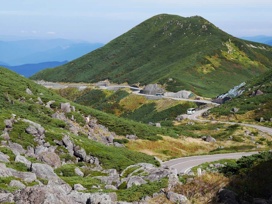 fcl.(エフシーエル)さんのインスタグラム写真 - (fcl.(エフシーエル)Instagram)「. #死ぬまでに行きたい絶景ドライブ  乗鞍岳の標高標高2,702mにある畳平を中心として 岐阜県 側を走る#乗鞍スカイライン 🚘 車で登れる日本最高所といわれるスポットですが、 残念ながらマイカー規制があり、一般車両での走行はできません💦 しかし車好きとしては、自分で運転ができなくても一度は訪れてみたい場所ですね🙋 . . . . #fcl #車のある風景 #カスタムカー #車いじり #愛車 #写真好きな人と繋がりたい #車好き #車好きな人と繋がりたい #車撮影 #車好きと繋がりたい #ファインダー越しの私の世界 #車の写真が好きな人と繋がりたい  #乗鞍 #乗鞍岳 #乗鞍エコーライン #岐阜県 #絶景ドライブ #ドライブデート #ドライブスポット #ドライブ #ドライブ日和 #ドライブ女子 #ドライブ旅行 #絶景道路 #道路 #絶景ロード #ドライブ好きと繋がりたい」6月2日 19時00分 - fcl_ledhid