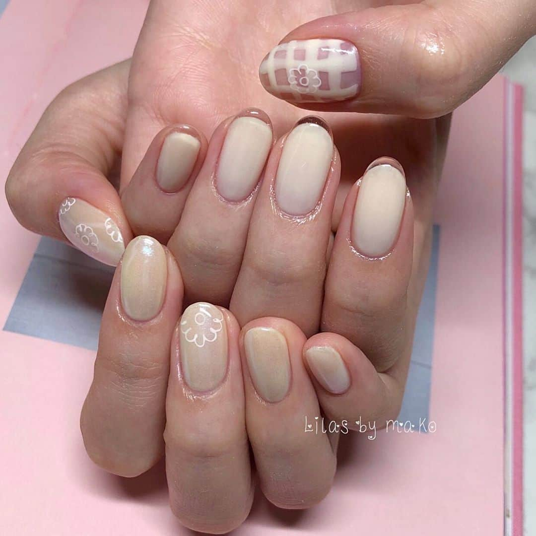 makoさんのインスタグラム写真 - (makoInstagram)「. いつもありがとうございます🥺❤︎🌼 #nail #うるつやネイル #네일디자인 #네일아트 #젤네일아트 #젤네일 #herlipto #ガーリーネイル #네일디자인 #ヴィンテージネイル #フレンチガーリー #囲みネイル #オーダーチップ #ミラーネイル #非対称ネイル #蝶々ネイル #小花ネイル  #中目黒 #クリアフレンチ #フレンチネイル」6月2日 19時01分 - mkxxxbaby