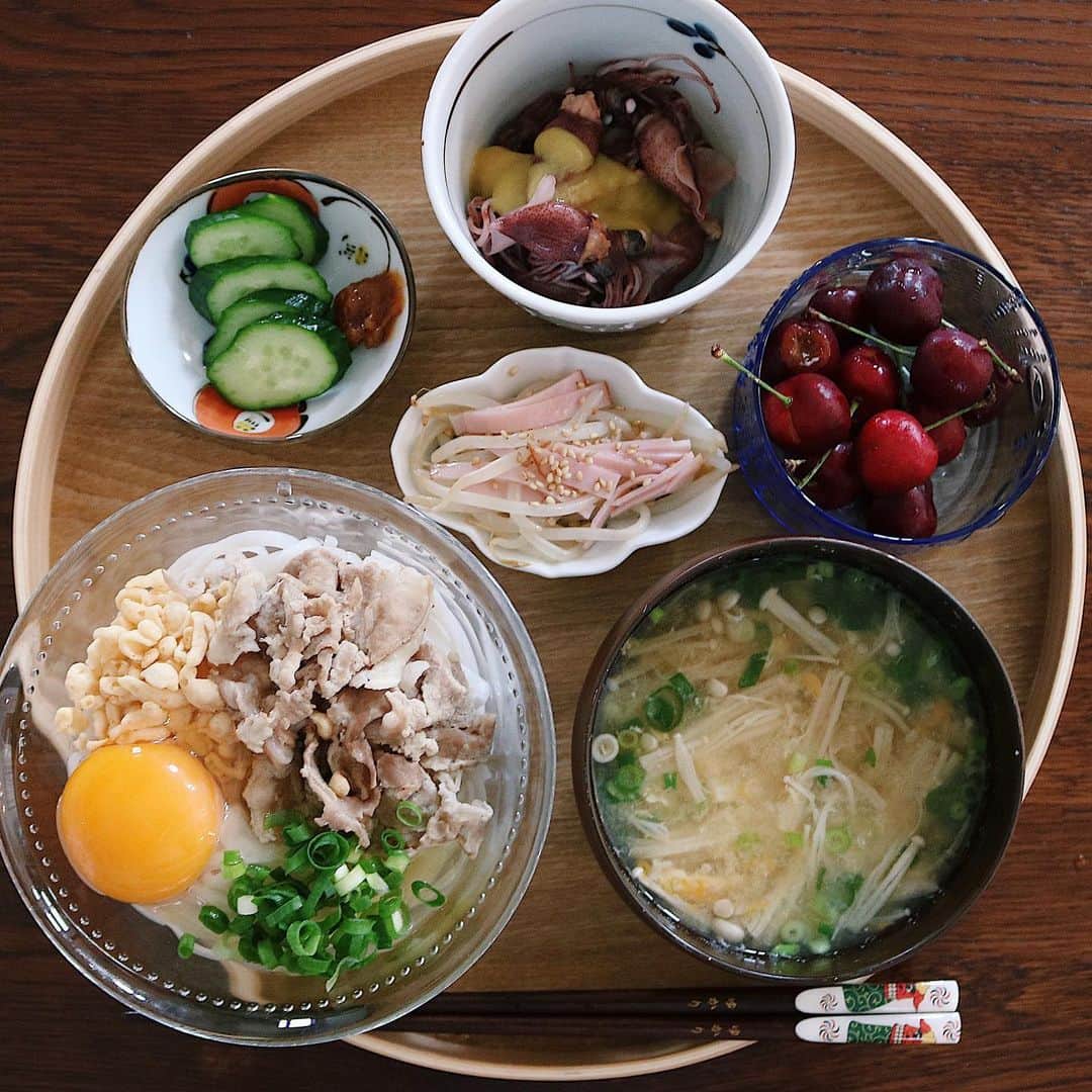 ゆかり/yukariのインスタグラム：「朝ごはん 肉うどん、えのきのかきたま汁、チェリー、もやしハムナムル、きゅうり、ほたるいか * 誕生日プレゼントに、aiboがほしいと双子か言う。aiboがものすごく可愛くて素晴らしいのは認めるが、30万する。サラリーマンには高い買い物だ。さすがにしぶっていたら、「じゃあサンタさんにお願いする！」とワクワクした顔で言われた。 いやサンタさんも原資は同じだからね、という大人の事情がでかかるのを、くりくりの4つの目玉を前にして、ぐっと飲み込んだ。 * * * #おうちごはん #うちごはん #朝ごはん #あさごはん #朝食 #料理 #手料理 #食卓 #自炊 #家庭料理 #料理好きな人と繋がりたい #暮らし #テーブルコーディネート #おうちごはんLover #food #japanesefood #foodpic #料理記録 #和食 #今日の朝ごはん #ていねいな暮らし」