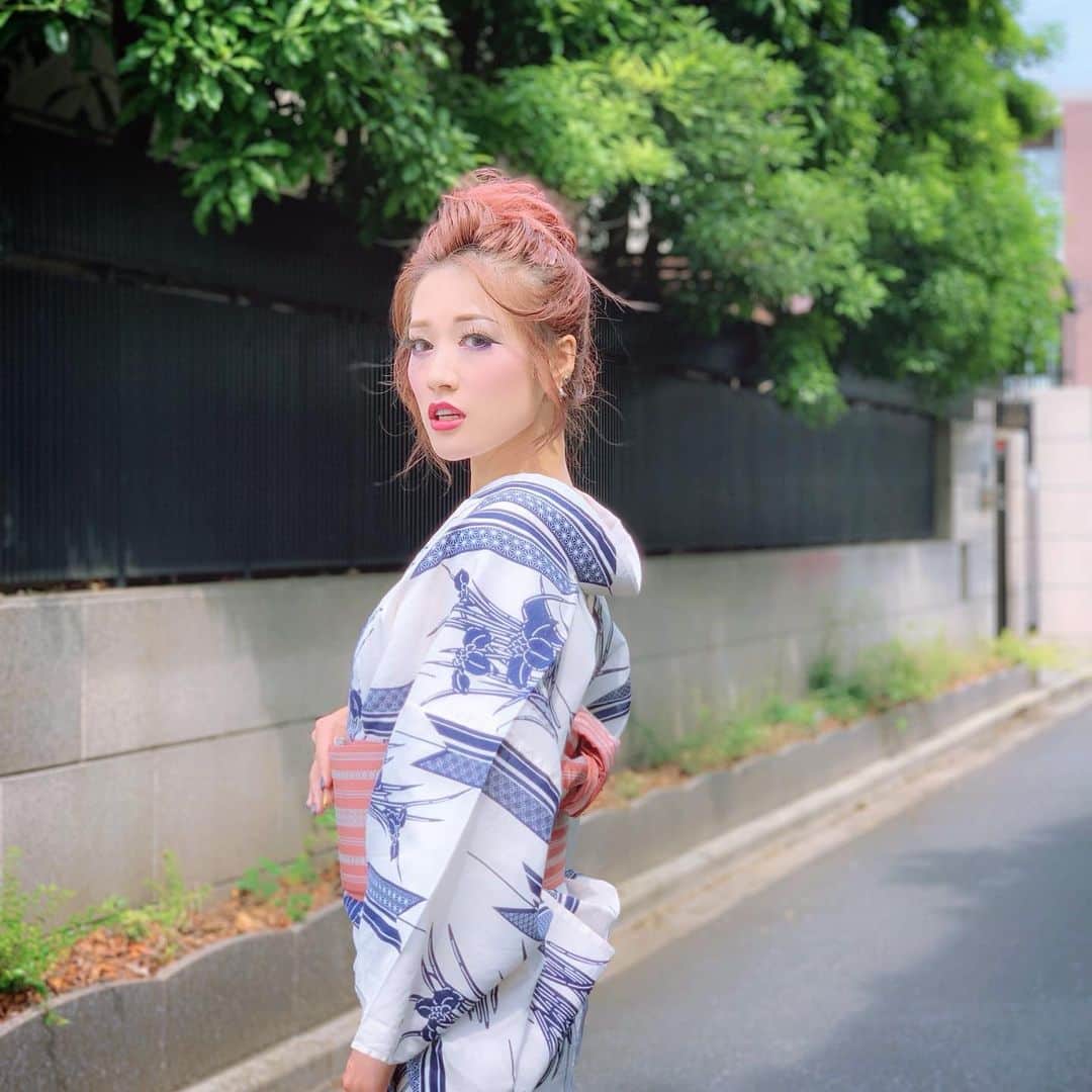 五月千和加さんのインスタグラム写真 - (五月千和加Instagram)「. 浴衣だいすき！ 浴衣でもちゃんと襦袢を着ます。 その方が襟元がピシッとなるので🤭💞 うなじも綺麗に出せるからオススメ . #longhair #upstyle #redhair #kimono #yukata #japan #makeup #tokyo #あやめ #菖蒲 #カキツバタ #五月 #五月流 #浴衣 #襦袢 #五月流お揃い浴衣 #お揃い #五月流 #和装 #着物 #和装ヘア #アップヘア #お出かけ #赤髪 #東京 #上野 #日本舞踊 #日本舞踊家 #dancer」6月2日 19時12分 - satsuki_senwaka