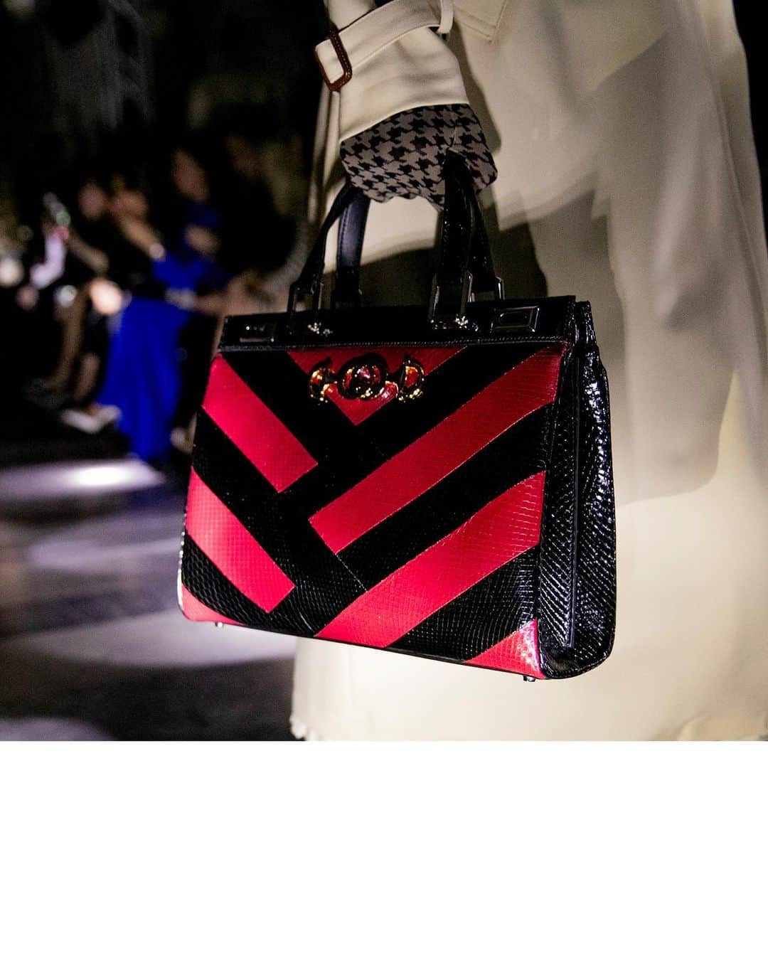 のインスタグラム：「The #GucciZumi bag redesigned for #GucciCruise20 by @alessandro_michele in red and black leather with the Interlocking G and Horsebit hardware. @museiincomuneroma. #AlessandroMichele #MuseiCapitolini See a video of the collection through link in bio.」