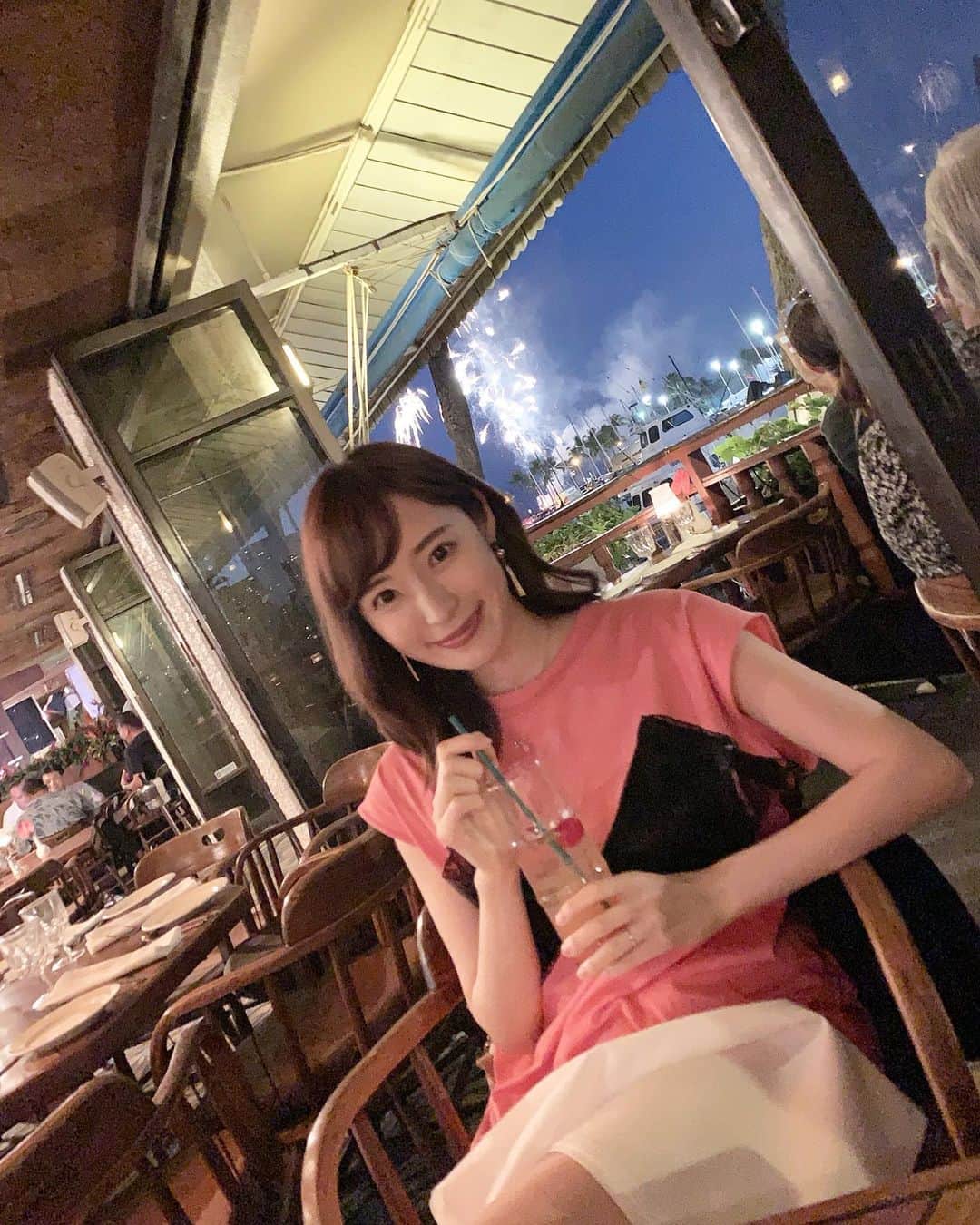 小林真由のインスタグラム：「Hawaiiに来てます🌺﻿ 昨夜は花火を見ながら﻿👱🏻‍♂️の誕生日をお祝い♡﻿ みんなに歌ってもらって﻿ 賑やかな夜でした🤙✨﻿ ﻿ #hawaii #Honolulu #waikiki #travel #dinner #maisonmargiela #margiela #ハワイ #ホノルル #ワイキキ #旅行 #家族旅行 #子連れ旅行 #ディナー #花火 ﻿#メゾンマルジェラ #マルジェラ #ナチュラリジュエリ #ファッション #コーデ #ママコーデ」
