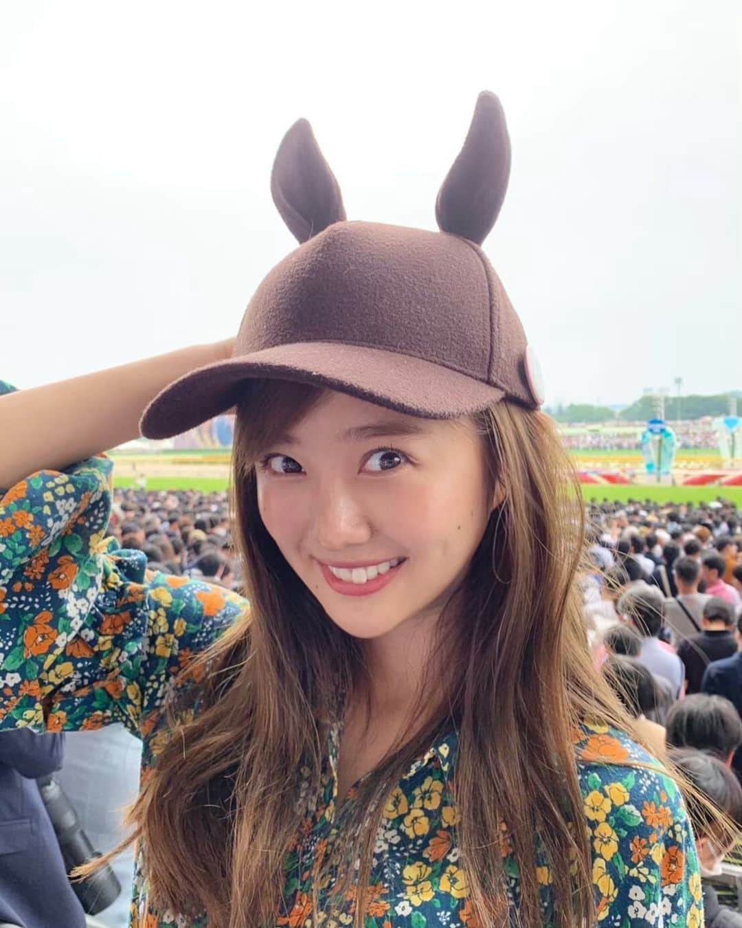 熊江琉唯さんのインスタグラム写真 - (熊江琉唯Instagram)「#安田記念 現地観戦してきました🏇✨✨ 馬さん帽子は、借りもの(笑) これどこで買えるかなぁ💗 ．  わたしの本命馬アエロリットは、2着でした❣️❣️ 惜しかったなぁぁ😢💦 ○アーモンドアイはスタートの不利がなければ…前残りがあんなになければ…負けて強しな3着だった😢  でも馬券は複勝、3連複と馬連・ワイド的中🎯 ハッピーです🥳  やっぱり熱気がすごいね！！返し馬もビュンッ！！って風を切るように走るから、すごく見応えあったな〜！また行きたいよ〜☺️☺️☺️ #umajo #keiba #競馬 #うまじょ #競馬女子 #🏇 #馬 #アーモンドアイ #熊江琉唯」6月2日 19時11分 - ruikumae