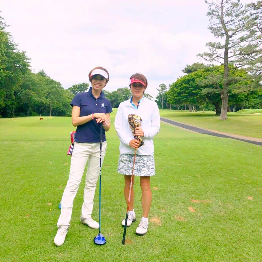 Alyssaさんのインスタグラム写真 - (AlyssaInstagram)「憧れのお姉さま、良子さんと #我孫子ゴルフ倶楽部 ⛳️✨ 素敵なコースに、素敵なメンバー💓 ご一緒できて幸せな１日😆✨ ハイレベルな勝負、見てるだけで刺激的でした笑 * 上手な方々に引っ張られて自分のゴルフも上向き加減♫ ドライバー○ パター◎ 去年は私が回らせてもらうのはまだ早いかもしれない…という印象でしたが、今回は素敵なコースを心から満喫できました✨ (⚪️から100でも今の私的には上出来です笑) 次来るときはレギュラーティ🔵でチャレンジしたいなぁ。 * この日は1.5ラウンドデビュー😙 歩きだったので、ふくらはぎが破裂しそうでした😂 * #クラブ対抗応援してます✨ #6200ydくらい慣れてきた♫ #1パット6回とか奇跡？？ #ゴルフ楽しくなってきた #3月の不調が嘘のようだ #instagolf #golstagram #ゴルフ #golf #골프 #ゴルフ女子 #女子ゴルフ #ゴルフデビューデサント」6月2日 19時15分 - alyssa_golf