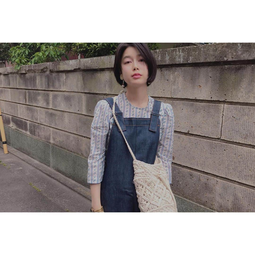 吉倉あおいさんのインスタグラム写真 - (吉倉あおいInstagram)「earring&bag @casselini_official 2年くらい？前のキャセのバッグ。 あったかくなると2日に1回の登場です🤭💘 #まゆげの脱少年スタイル」6月2日 19時15分 - aoi_yoshikura