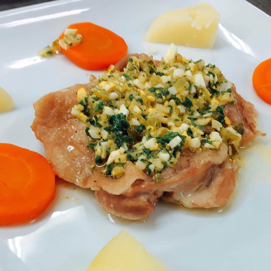 名古屋コミュニケーションアート専門学校_製菓調理さんのインスタグラム写真 - (名古屋コミュニケーションアート専門学校_製菓調理Instagram)「本日のオープンキャンパスはスペシャルメニューでした😊  フレンチコース料理のメインは鶏肉の蒸し煮ラビゴットソースを添えてで、製パン体験では色んなフランスパンも作りました🥖  おフランス🇫🇷な1日でした😊  #オープンキャンパス #オーキャン #名古屋 #栄 #専門学校 #製パン #調理 #フレンチ」6月2日 19時22分 - nagoya_cul
