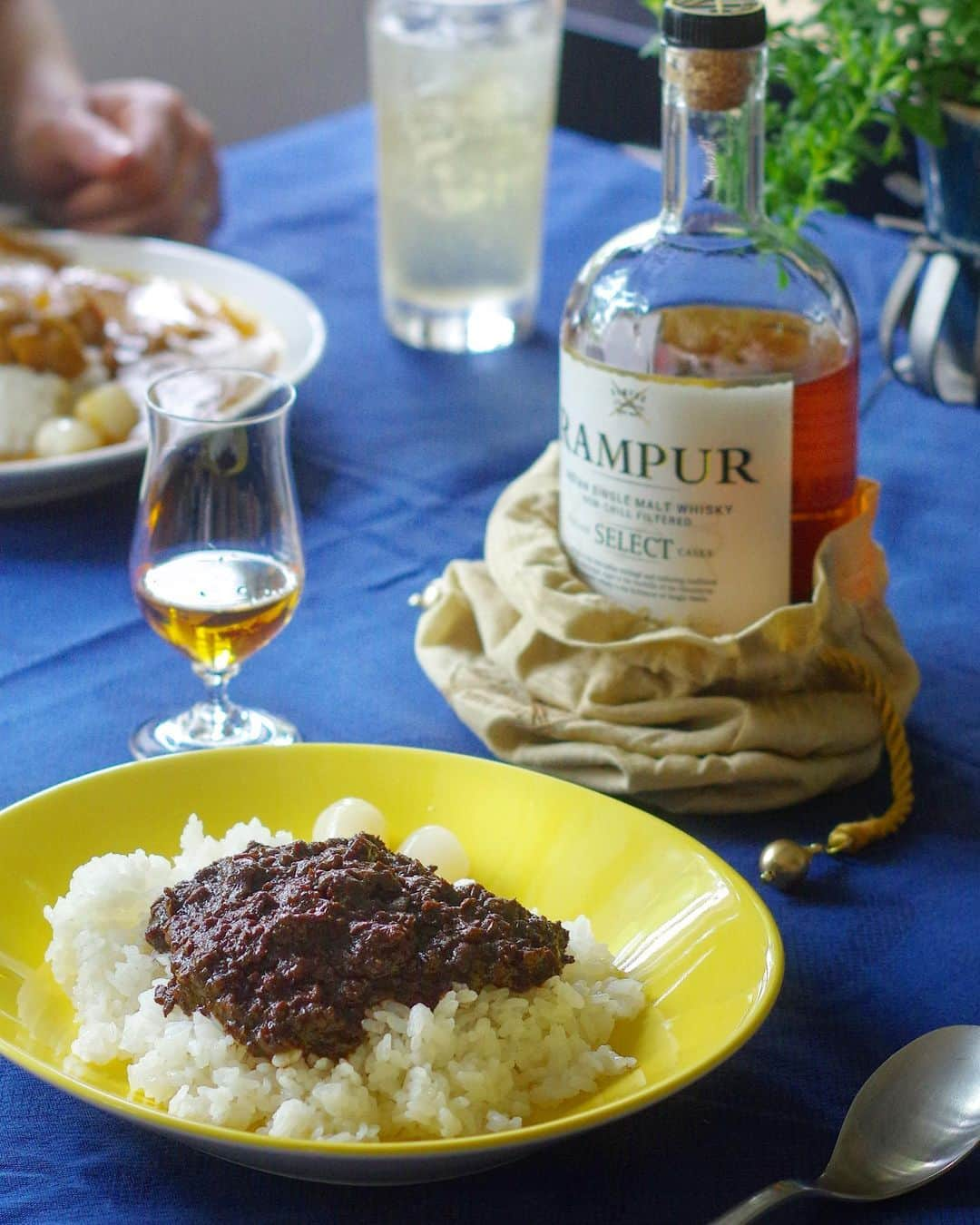 おいしいお酒はリカマン♪さんのインスタグラム写真 - (おいしいお酒はリカマン♪Instagram)「* カレー🍛のお供にウイスキー🥃 * 前から気になっていたこの組み合わせを 試してみました、ビールと白飯を一緒に いけるタイプの、はい、私です😋 * マイルドな欧風カレーにはハイボール、 * ガツンとスパイスの効いた ドライカレーにはストレートが、 * 複雑な香りと味わいを持つ両者の競演… あれ？けっこう合うんじゃないかと、 ちょっと目覚めちゃったかも🤩💫 * ぜひ一度お試いただきたいですっ👍 責任はもてないですが・😅 * リカマンではウイスキーはもちろん、 レトルトカレーの品揃えも豊富！ お好きなウイスキーをお買い求めの ついでに、これに合うのはどれかれぇ？ なんて、カレー探訪してみるのも 面白いと思います！ * 夏はやっぱりカレー …アンド ウイスキーでしょっ♪ * #カレー #レトルトカレー #curry #ウイスキー #whisky #rampur #indianwhisky #リカーマウンテン  #リカマン  #お酒好きな人と繋がりたい #飲み会 #家飲み #家呑み #飲酒タグラム #お酒 #whiskygram #instawhisky #instacurry #口癖はカレー #カレーは飲み物 #instafood #foodiegram #eeeeeats」6月2日 19時19分 - likaman_kyoto