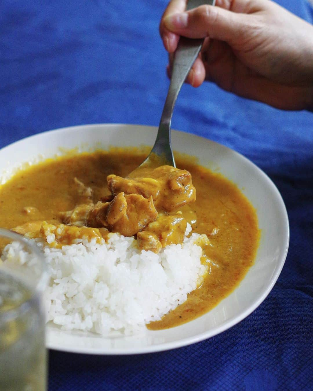 おいしいお酒はリカマン♪さんのインスタグラム写真 - (おいしいお酒はリカマン♪Instagram)「* カレー🍛のお供にウイスキー🥃 * 前から気になっていたこの組み合わせを 試してみました、ビールと白飯を一緒に いけるタイプの、はい、私です😋 * マイルドな欧風カレーにはハイボール、 * ガツンとスパイスの効いた ドライカレーにはストレートが、 * 複雑な香りと味わいを持つ両者の競演… あれ？けっこう合うんじゃないかと、 ちょっと目覚めちゃったかも🤩💫 * ぜひ一度お試いただきたいですっ👍 責任はもてないですが・😅 * リカマンではウイスキーはもちろん、 レトルトカレーの品揃えも豊富！ お好きなウイスキーをお買い求めの ついでに、これに合うのはどれかれぇ？ なんて、カレー探訪してみるのも 面白いと思います！ * 夏はやっぱりカレー …アンド ウイスキーでしょっ♪ * #カレー #レトルトカレー #curry #ウイスキー #whisky #rampur #indianwhisky #リカーマウンテン  #リカマン  #お酒好きな人と繋がりたい #飲み会 #家飲み #家呑み #飲酒タグラム #お酒 #whiskygram #instawhisky #instacurry #口癖はカレー #カレーは飲み物 #instafood #foodiegram #eeeeeats」6月2日 19時19分 - likaman_kyoto