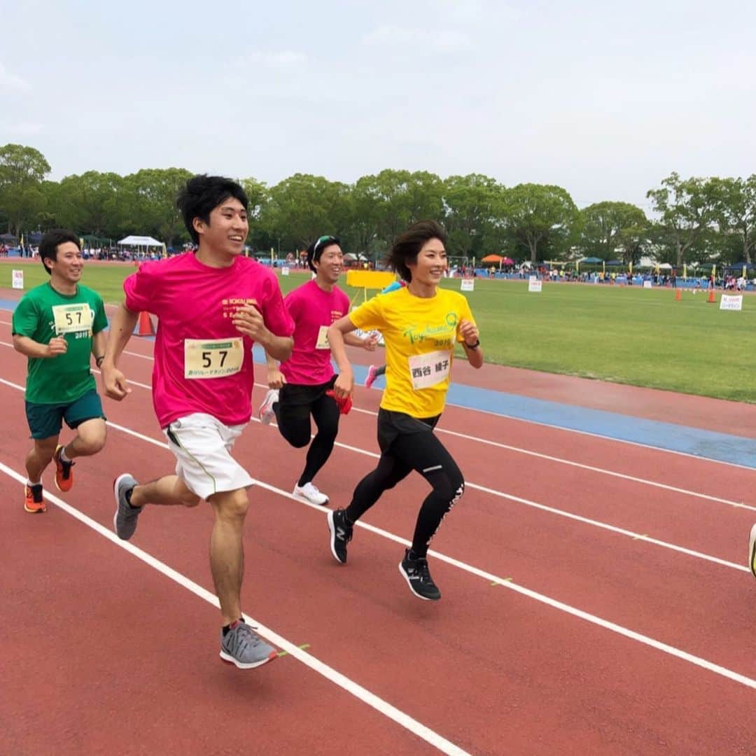 西谷綾子のインスタグラム：「✴︎ #豊川リレーマラソン #ゲストランナー 420チームが参加🙌 とても大盛り上がりっ😍 ・ 駅伝ってやっぱり面白く、楽しいっ‼︎😆💓普段走らない方も仲間がいると頑張れちゃうっ☺️辛いな、苦しいなって思っても仲間が待っていると思うと自然と力が漲💪😍🔥 ・ 友達同士、職場仲間、学生、ファミリーなどいろんな形があり、みんな笑顔溢れてた😊🌻 ・ 📸①③④ジャンケン大会後、2km一緒に走ったチーム♡ 📸⑤⑥大会新記録っ‼︎おめでとうございます♡ この大会はいろんな賞もありモチベーションが上がる💓私が選んだ賞😍 📸⑦ベストドレッサー賞♡ 📸⑧ぴったり賞(設定タイムは2時間59分59秒に😆) 📸⑨最終チームと一緒に走りゴール♡ ・ 私も汗ダクでしたー😂😂 ・ 魅力溢れた大会‼︎ 人気の理由がわかりました📢😆 #豊川 #リレーマラソン #笑顔  #run #running #family #friends #workfriends  #happy #enjoy」