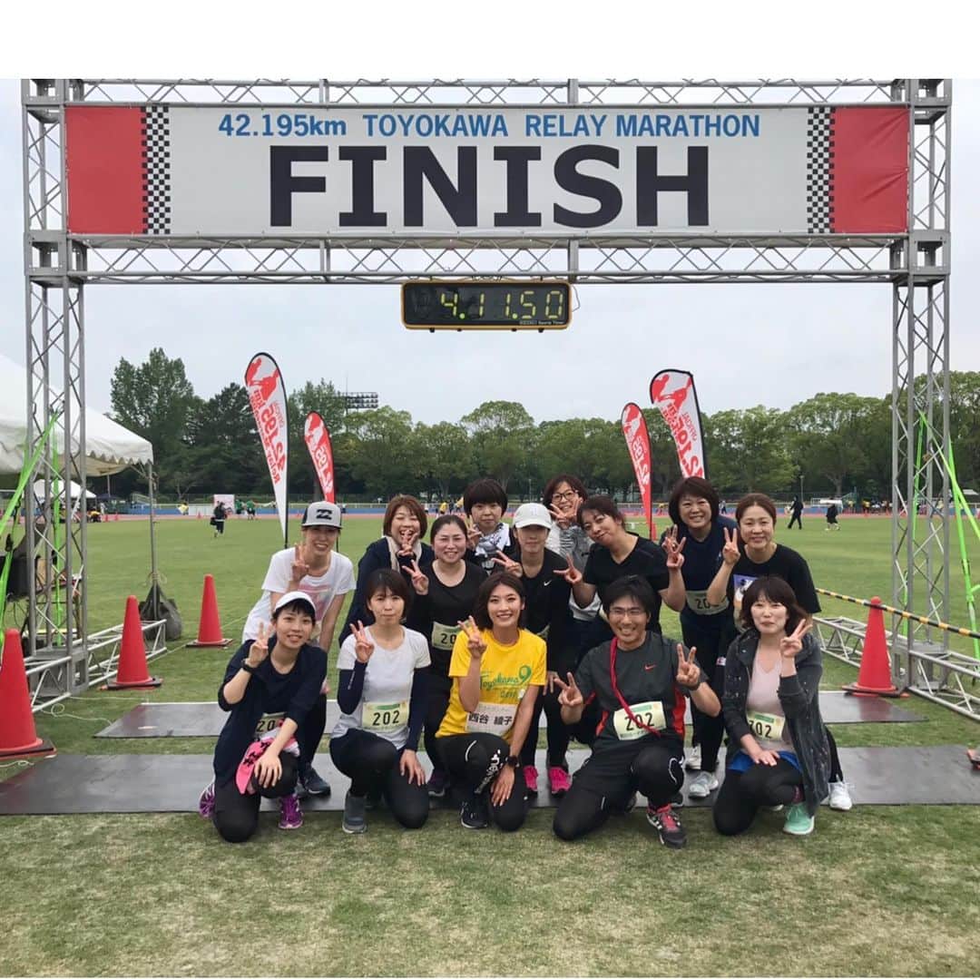 西谷綾子さんのインスタグラム写真 - (西谷綾子Instagram)「✴︎ #豊川リレーマラソン #ゲストランナー 420チームが参加🙌 とても大盛り上がりっ😍 ・ 駅伝ってやっぱり面白く、楽しいっ‼︎😆💓普段走らない方も仲間がいると頑張れちゃうっ☺️辛いな、苦しいなって思っても仲間が待っていると思うと自然と力が漲💪😍🔥 ・ 友達同士、職場仲間、学生、ファミリーなどいろんな形があり、みんな笑顔溢れてた😊🌻 ・ 📸①③④ジャンケン大会後、2km一緒に走ったチーム♡ 📸⑤⑥大会新記録っ‼︎おめでとうございます♡ この大会はいろんな賞もありモチベーションが上がる💓私が選んだ賞😍 📸⑦ベストドレッサー賞♡ 📸⑧ぴったり賞(設定タイムは2時間59分59秒に😆) 📸⑨最終チームと一緒に走りゴール♡ ・ 私も汗ダクでしたー😂😂 ・ 魅力溢れた大会‼︎ 人気の理由がわかりました📢😆 #豊川 #リレーマラソン #笑顔  #run #running #family #friends #workfriends  #happy #enjoy」6月2日 19時30分 - ayako.nishitani