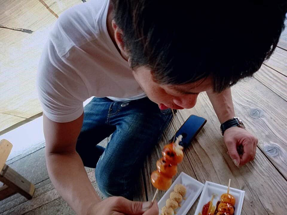 yuichi1003さんのインスタグラム写真 - (yuichi1003Instagram)「. 花より団子🍡  実は伊勢神宮です(笑) . この日は久しぶりに１日好きな物を食べた！ 幸せだ！！ . ちなみに一人で夜中に クレープ、シュークリーム、パフェ×2個食べたのは内緒🙊 . 夜のフットサルは食べ過ぎで走れず。。。 . #伊勢神宮 #おかげ横丁  #みたらし団子  #食べ比べ #吉田栄作コーデ」6月2日 19時23分 - yuichi1003