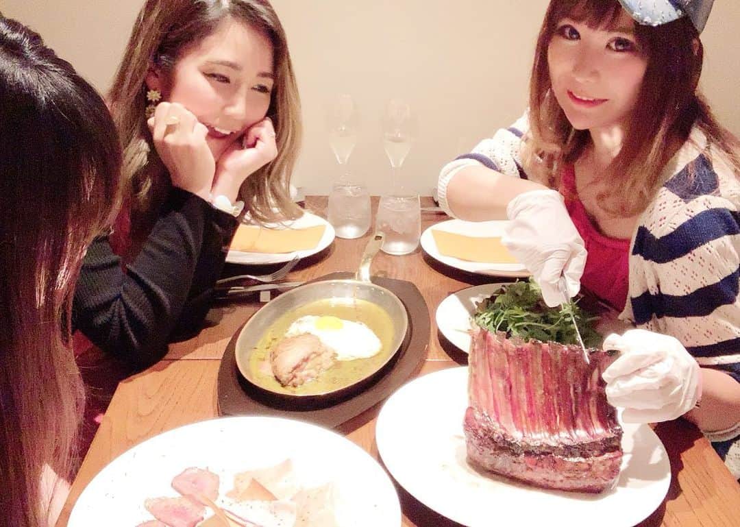 星読みプリンセス・エリ様さんのインスタグラム写真 - (星読みプリンセス・エリ様Instagram)「仲良しのあゆみん  @ayumi0724m と なみちゃん﻿  @4e_beauty_nami をお誘いして渋谷女子会ディナー🍽﻿ ﻿ 炉窯ステーキ煉瓦  @rogamarenga で﻿ 【ラムチョップ＆フォアグラコース】を頂きました♡﻿ ﻿ 🍽サラダ﻿ 🍽前菜盛り合わせ﻿ 🍽ラムラック﻿ 🍽ハンガリー産フォアグラ丸ごと﻿ 🍽チーズリゾット﻿ 🍽ドルチェ﻿ ﻿ ﻿ ドーン！！と大きな塊肉が登場！！﻿ みんな目を輝かせたよね🤩✨✨﻿ ﻿ ラムは外はこんがり、中はレアの焼き加減でとっても美味しいー♡﻿ ﻿ みんな大好きフォアグラは、チーズリゾットの上に乗せてバルサミコソースをかけて…😍😍💕💕﻿ 最高すぎるっ♡✨✨﻿ ﻿ ﻿ ﻿ みんなでワイワイおしゃべりしながら、シャンパンと一緒に美味しいディナーを食べるって幸せなひと時っ🥰🥂﻿ ﻿ ﻿ ﻿ ◈︎◇︎♡︎◇︎◈︎**:;;;;;;:**◈︎◇︎♡︎◇︎◈︎**:;;;;;;:**◈︎◇︎♡︎◇︎◈︎*﻿ ﻿ 炉窯ステーキ煉瓦﻿ 東京都渋谷区渋谷1-6-4 せいこうビル 1F﻿ ﻿ ◈︎◇︎♡︎◇︎◈︎**:;;;;;;:**◈︎◇︎♡︎◇︎◈︎**:;;;;;;:**◈︎◇︎♡︎◇︎◈︎*﻿ ﻿ ﻿ #炉窯ステーキ煉瓦#塊肉#ステーキ﻿ #フォアグラ#渋谷イタリアン#渋谷グルメ﻿ #pr#コラボベース#渋谷ディナー﻿ #東京グルメ#東京ディナー﻿ #女子会#渋谷女子会#渋谷飲み﻿ #肉食女子#フォトジェ肉﻿#肉テロ ﻿ #グルメ女子#foodstagram﻿﻿﻿﻿﻿﻿﻿﻿﻿ #インフルエンサー﻿﻿﻿﻿﻿﻿﻿#食スタグラム﻿﻿﻿﻿﻿﻿﻿」6月2日 19時24分 - eri.princessmind