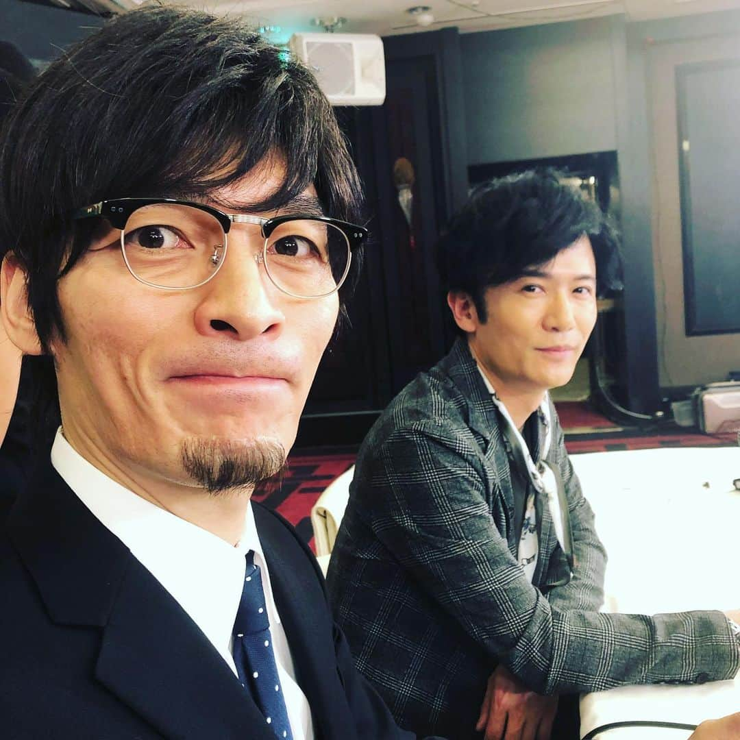 田中大貴さんのインスタグラム写真 - (田中大貴Instagram)「作戦成功？！ カメラマンくさやなぎたけしさん笑  どアップ写真、撮らせて頂きました笑  奥の吾郎さんの表情が最高です！  生放送中🎙  #ななにー #新しい別の窓 #新しい地図 #草彅剛 #変装」6月2日 19時25分 - daiki.tanaka_1980