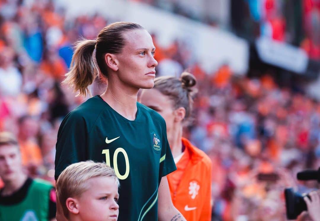 エミリー・バン エグモンドのインスタグラム：「Next up ⚽️🇫🇷」