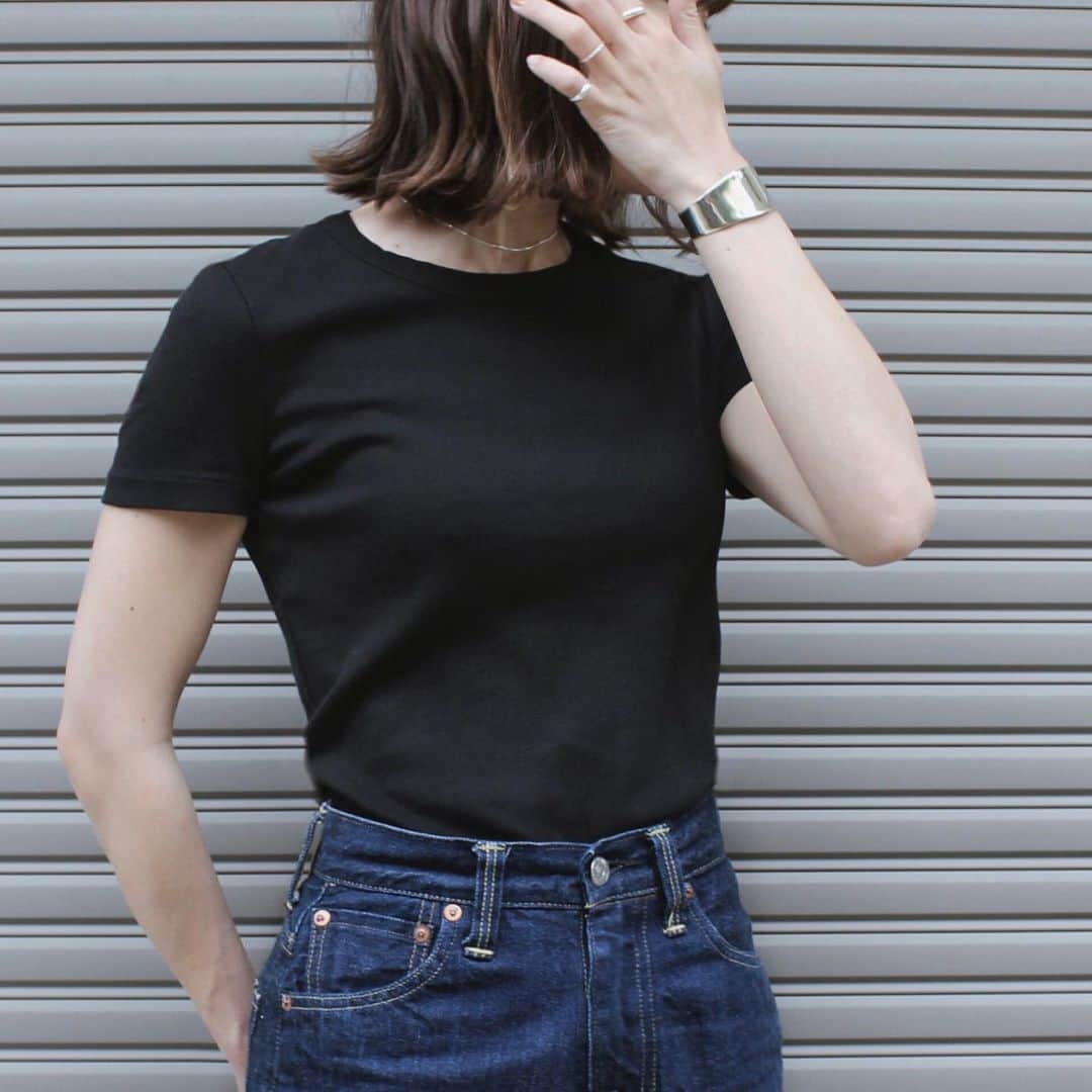 のインスタグラム：「. . 毎年ヘビーユースしてるプチバトー @petitbateau_jp のクルーネックT . . ネックの詰まり具合、フィット感、絶妙なシルエット💯🙆🏻‍♀️ . お洗濯にも強く洗濯機でガシガシ回してもへたらないところも好き👏🏻✨ . . . #プチバトーT #プチバトー #PR #petitbateau #lenoandco #byoka #kuronekom4」