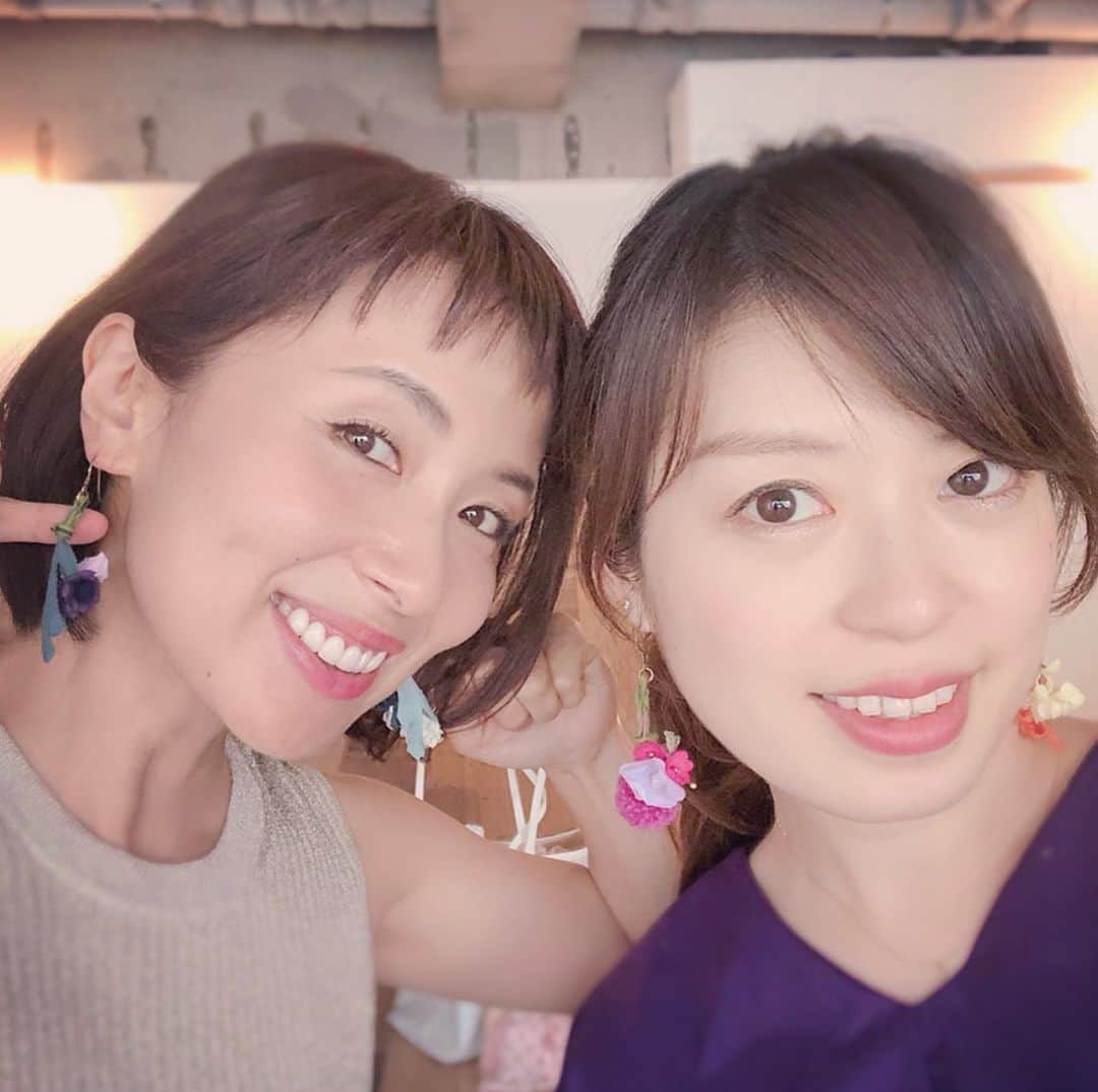 楊原京子さんのインスタグラム写真 - (楊原京子Instagram)「水野紗希ちゃんと @sakimizuno_59  羊毛花作家の麻生順子さんのワークショップへ。 @feltico_jun  きっと紗希ちゃんにも心配されてたと思うけど...笑 順子さんのおかげで、私にもできた♡素敵な耳飾り。 順子さん、ありがとうございました🙏 花摘み。楽しい。子供の頃よく原っぱで花摘みしたなぁ🦌🌲 ・ #花摘み #feltico #耳飾り」6月2日 19時38分 - kyoko.yanagihara