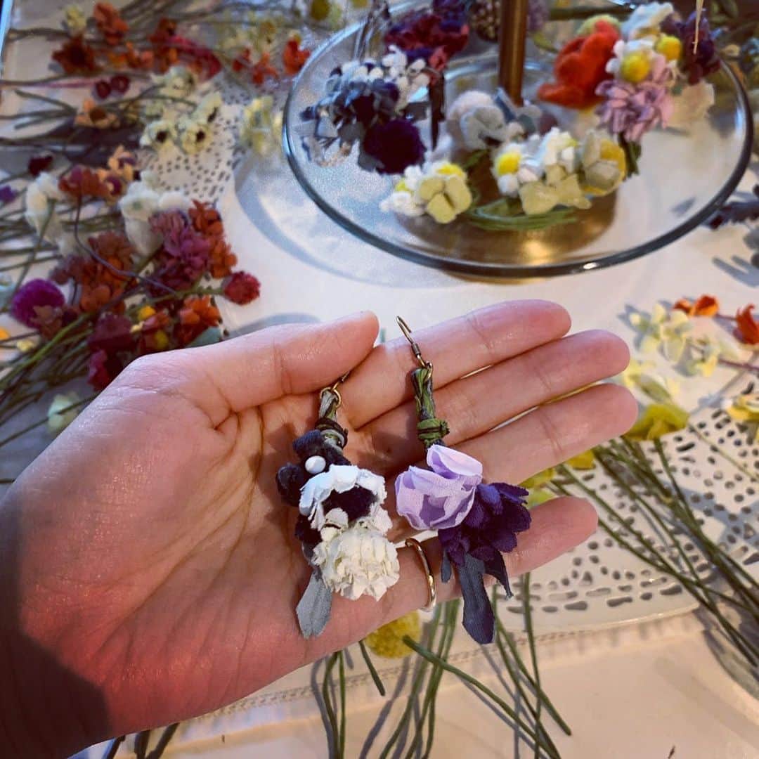 楊原京子さんのインスタグラム写真 - (楊原京子Instagram)「水野紗希ちゃんと @sakimizuno_59  羊毛花作家の麻生順子さんのワークショップへ。 @feltico_jun  きっと紗希ちゃんにも心配されてたと思うけど...笑 順子さんのおかげで、私にもできた♡素敵な耳飾り。 順子さん、ありがとうございました🙏 花摘み。楽しい。子供の頃よく原っぱで花摘みしたなぁ🦌🌲 ・ #花摘み #feltico #耳飾り」6月2日 19時38分 - kyoko.yanagihara