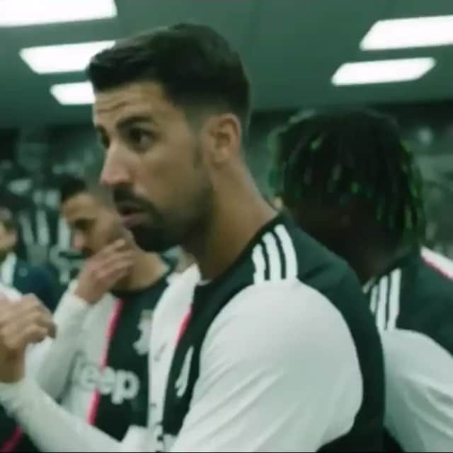 マリオ・マンジュキッチのインスタグラム：「My funny friend @sami_khedira6 , what happened here? 🤭🤫🤪🃏 #mm17🌪」