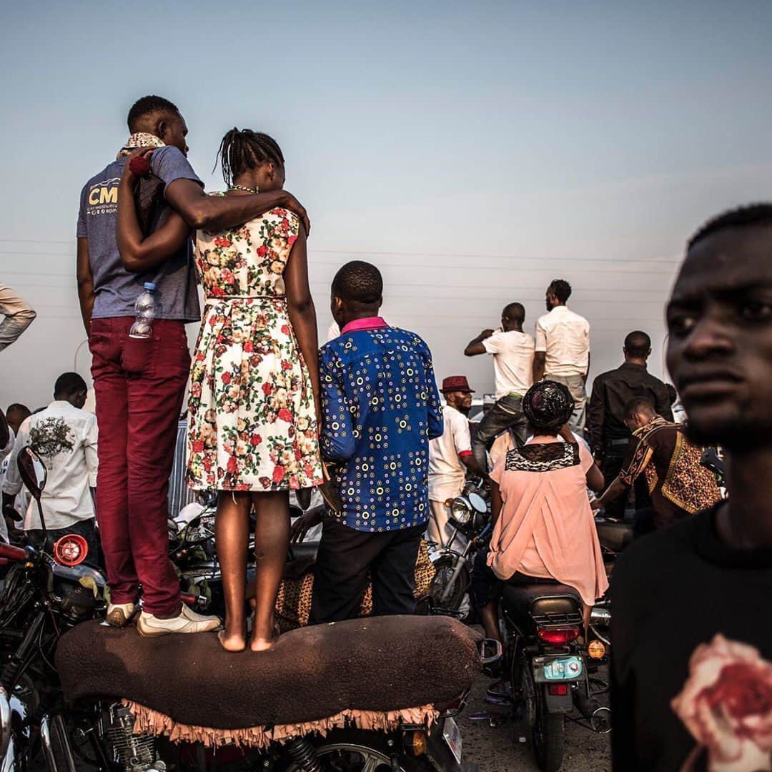 のインスタグラム：「#AFPrepost 📷 @johngingerwessels - Saying Goodbye To Étienne - Kinshasa, 2019. #kinshasa #congo #rdc #etiennetshisekedi #burial #afp #photojournalism #reportage #reportagespotlight #documentary #afpphoto」