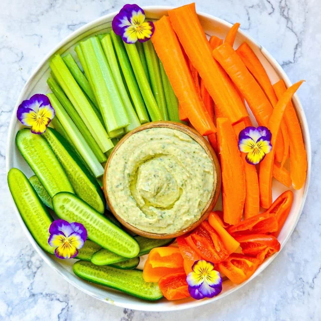 ケイラ・アイトサインズさんのインスタグラム写真 - (ケイラ・アイトサインズInstagram)「SNACK TIME! Ladies if you are stuck for healthy snack ideas, there is nothing simpler, cheaper OR fresher than raw veggies and your choice of dip! I personally love hommus, baba ganoush and guacamole 😄! If this isn't for you, other healthy snacks you could try are sliced fresh fruit, greek yoghurt (I like mine with a little honey!) OR you're wanting more, some rye toast with avocado 🥑😍. www.kaylaitsines.com/app @kayscleaneats」6月2日 19時37分 - kayla_itsines