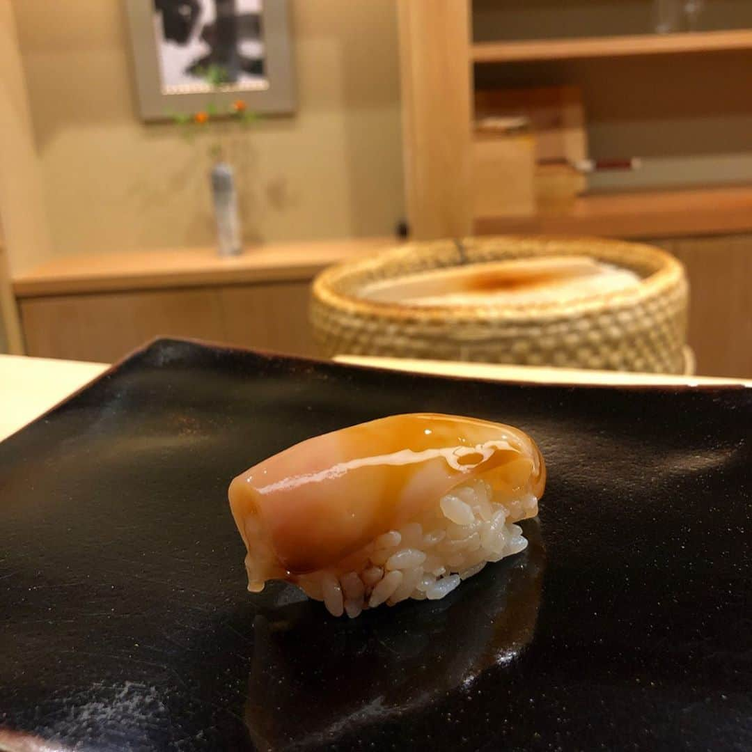 濱野りれさんのインスタグラム写真 - (濱野りれInstagram)「Sushi 'Sugita' at Nihonbashi🍣 I am very lucky woman who has chance to eat Sugita's sushi after coming back to Japan💞  After all one of the typical food in Japan is Sushi!! .. 日本に帰ってきてすぐすぎたさんいけるなんて幸せすぎる😌💗 どんなにお腹いっぱいでも卵は 絶対たべる😤 美味しゅうございました🥚❤︎ .. .. #rirelog#sugita#nihonbashikakigarachousugita  #sushi#nigiri#tokyoeats#toptokyorestaurants#nihonbashi#tokyogourmet#lovetoeat#eatlover#tabelog#michelinstar#michelinsushi#すぎた#日本橋蛎殻町すぎた#日本橋蛎殻町#日本橋グルメ#蛎殻町#予約困難#食べログ高評価#食べログ4#お寿司#鮨#グルメ記録#東京グルメ#ミシュラン一つ星」6月2日 19時37分 - riregram