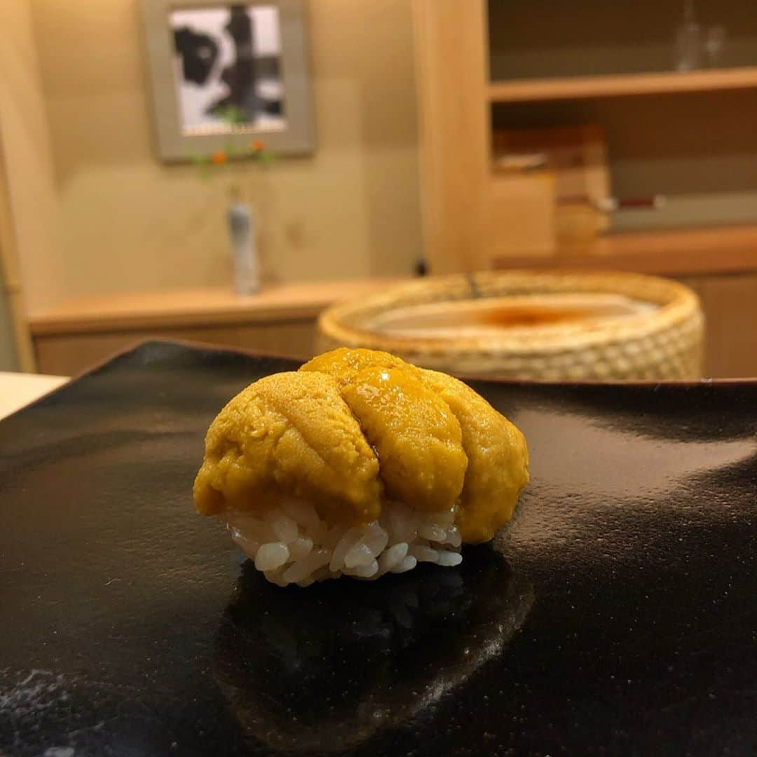 濱野りれさんのインスタグラム写真 - (濱野りれInstagram)「Sushi 'Sugita' at Nihonbashi🍣 I am very lucky woman who has chance to eat Sugita's sushi after coming back to Japan💞  After all one of the typical food in Japan is Sushi!! .. 日本に帰ってきてすぐすぎたさんいけるなんて幸せすぎる😌💗 どんなにお腹いっぱいでも卵は 絶対たべる😤 美味しゅうございました🥚❤︎ .. .. #rirelog#sugita#nihonbashikakigarachousugita  #sushi#nigiri#tokyoeats#toptokyorestaurants#nihonbashi#tokyogourmet#lovetoeat#eatlover#tabelog#michelinstar#michelinsushi#すぎた#日本橋蛎殻町すぎた#日本橋蛎殻町#日本橋グルメ#蛎殻町#予約困難#食べログ高評価#食べログ4#お寿司#鮨#グルメ記録#東京グルメ#ミシュラン一つ星」6月2日 19時37分 - riregram