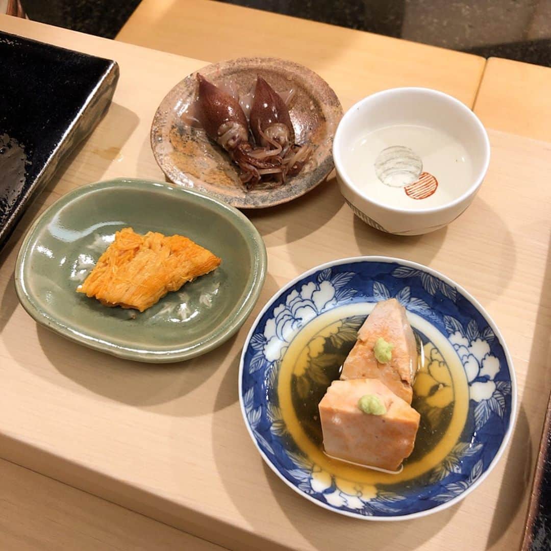 濱野りれさんのインスタグラム写真 - (濱野りれInstagram)「Sushi 'Sugita' at Nihonbashi🍣 I am very lucky woman who has chance to eat Sugita's sushi after coming back to Japan💞  After all one of the typical food in Japan is Sushi!! .. 日本に帰ってきてすぐすぎたさんいけるなんて幸せすぎる😌💗 どんなにお腹いっぱいでも卵は 絶対たべる😤 美味しゅうございました🥚❤︎ .. .. #rirelog#sugita#nihonbashikakigarachousugita  #sushi#nigiri#tokyoeats#toptokyorestaurants#nihonbashi#tokyogourmet#lovetoeat#eatlover#tabelog#michelinstar#michelinsushi#すぎた#日本橋蛎殻町すぎた#日本橋蛎殻町#日本橋グルメ#蛎殻町#予約困難#食べログ高評価#食べログ4#お寿司#鮨#グルメ記録#東京グルメ#ミシュラン一つ星」6月2日 19時37分 - riregram