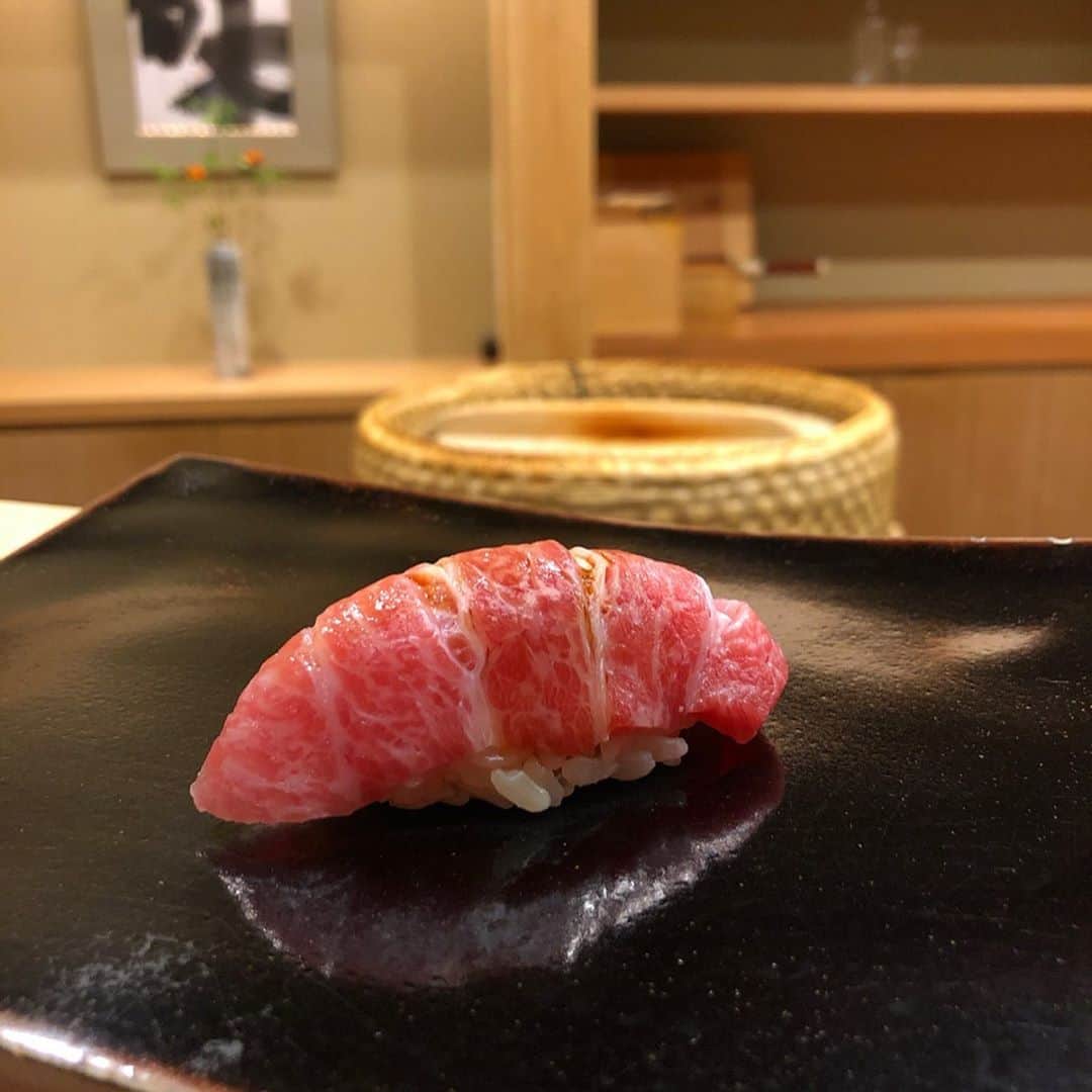 濱野りれさんのインスタグラム写真 - (濱野りれInstagram)「Sushi 'Sugita' at Nihonbashi🍣 I am very lucky woman who has chance to eat Sugita's sushi after coming back to Japan💞  After all one of the typical food in Japan is Sushi!! .. 日本に帰ってきてすぐすぎたさんいけるなんて幸せすぎる😌💗 どんなにお腹いっぱいでも卵は 絶対たべる😤 美味しゅうございました🥚❤︎ .. .. #rirelog#sugita#nihonbashikakigarachousugita  #sushi#nigiri#tokyoeats#toptokyorestaurants#nihonbashi#tokyogourmet#lovetoeat#eatlover#tabelog#michelinstar#michelinsushi#すぎた#日本橋蛎殻町すぎた#日本橋蛎殻町#日本橋グルメ#蛎殻町#予約困難#食べログ高評価#食べログ4#お寿司#鮨#グルメ記録#東京グルメ#ミシュラン一つ星」6月2日 19時37分 - riregram