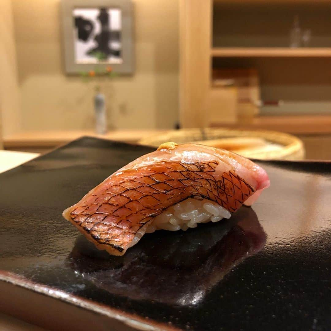 濱野りれさんのインスタグラム写真 - (濱野りれInstagram)「Sushi 'Sugita' at Nihonbashi🍣 I am very lucky woman who has chance to eat Sugita's sushi after coming back to Japan💞  After all one of the typical food in Japan is Sushi!! .. 日本に帰ってきてすぐすぎたさんいけるなんて幸せすぎる😌💗 どんなにお腹いっぱいでも卵は 絶対たべる😤 美味しゅうございました🥚❤︎ .. .. #rirelog#sugita#nihonbashikakigarachousugita  #sushi#nigiri#tokyoeats#toptokyorestaurants#nihonbashi#tokyogourmet#lovetoeat#eatlover#tabelog#michelinstar#michelinsushi#すぎた#日本橋蛎殻町すぎた#日本橋蛎殻町#日本橋グルメ#蛎殻町#予約困難#食べログ高評価#食べログ4#お寿司#鮨#グルメ記録#東京グルメ#ミシュラン一つ星」6月2日 19時37分 - riregram