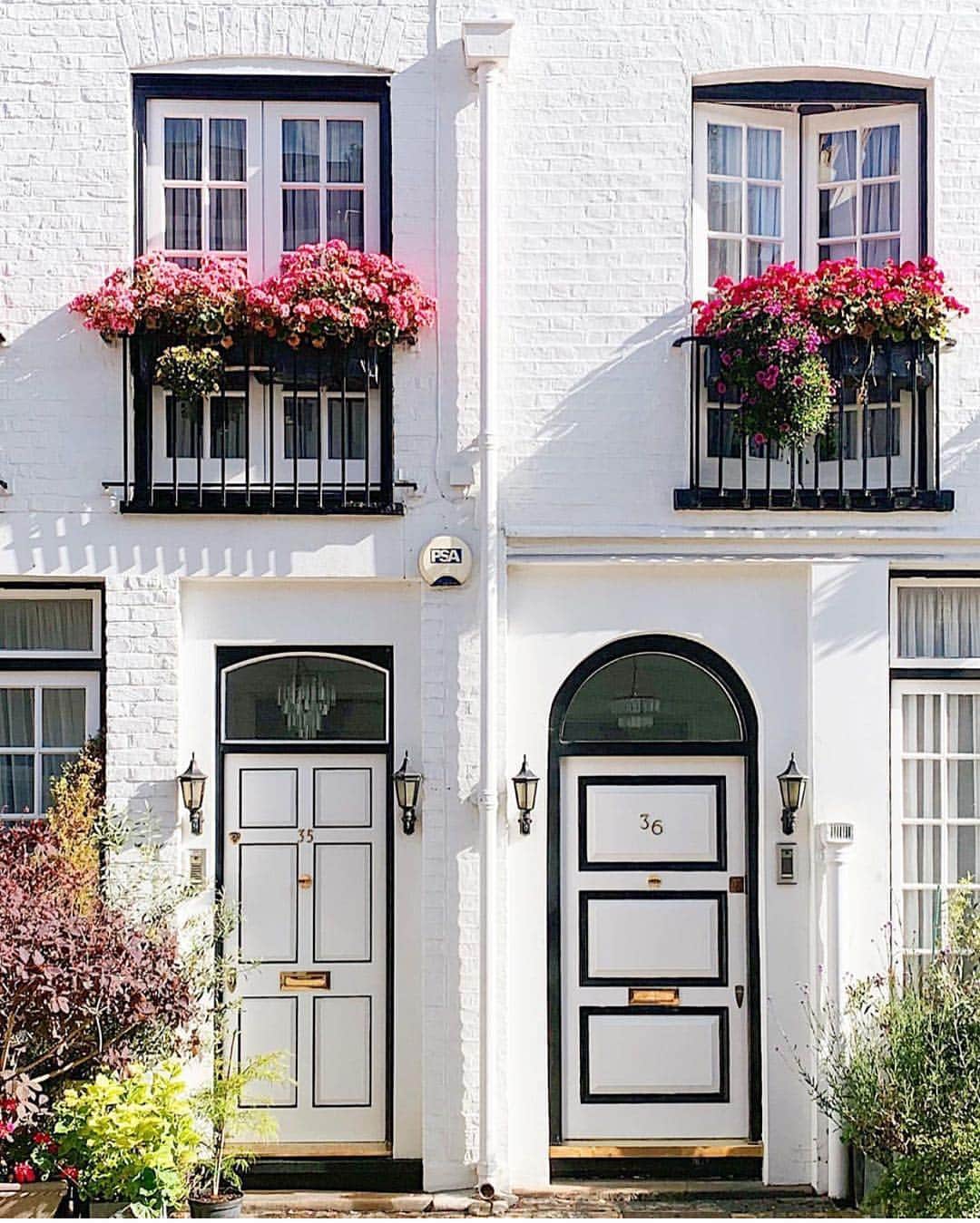 @LONDON | TAG #THISISLONDONさんのインスタグラム写真 - (@LONDON | TAG #THISISLONDONInstagram)「Beautiful #doortraits from @londonispink in #LancasterGate 🌸💗🌸 // #thisislondon #london」6月2日 19時37分 - london