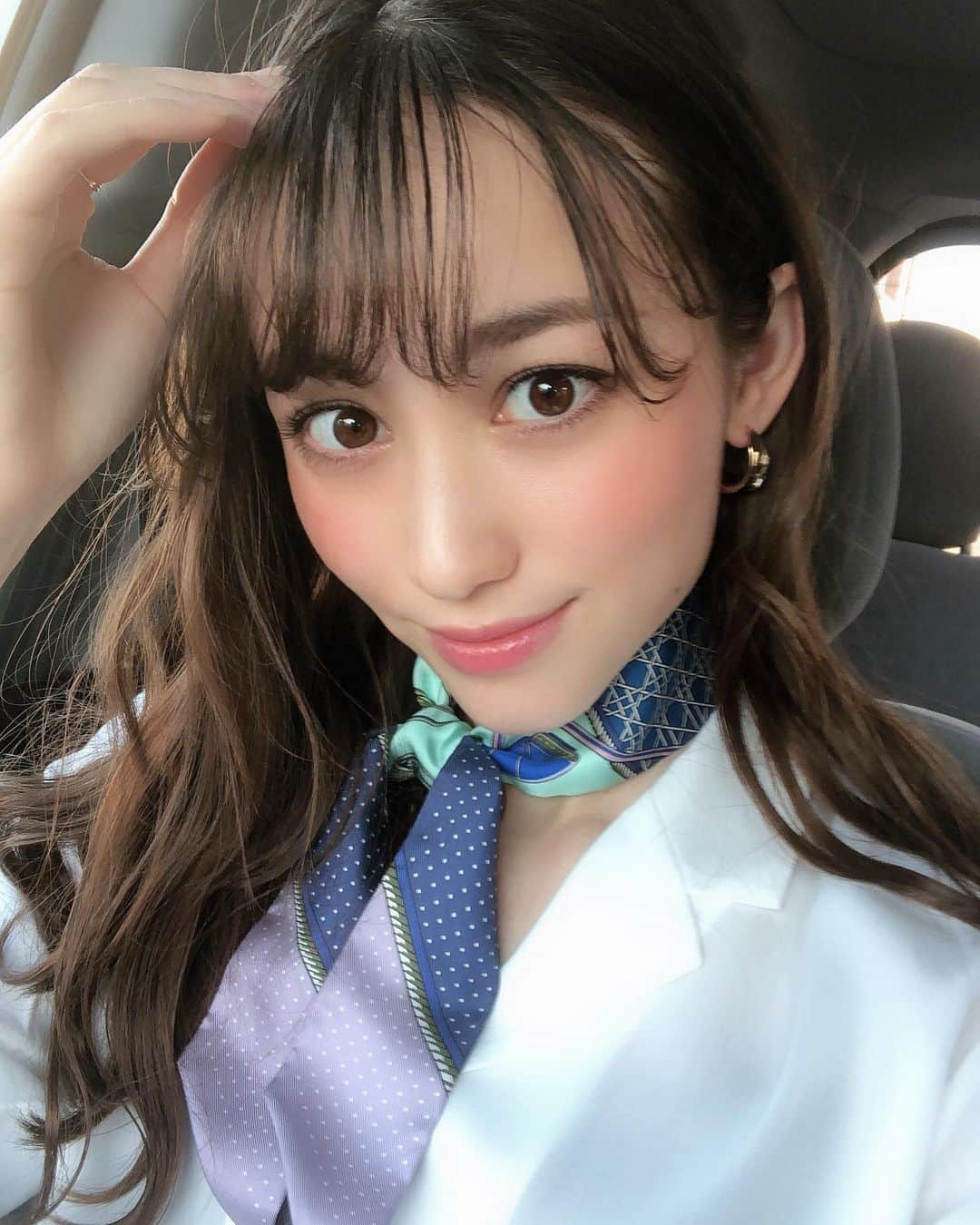 のインスタグラム：「. drive 🐶 . . #drive #makeup #scarfstyle #model #fashion #maquiagem #modelo #mestiça #polaca #スカーフ #モデル #ドライブ #メイク #ハーフ」