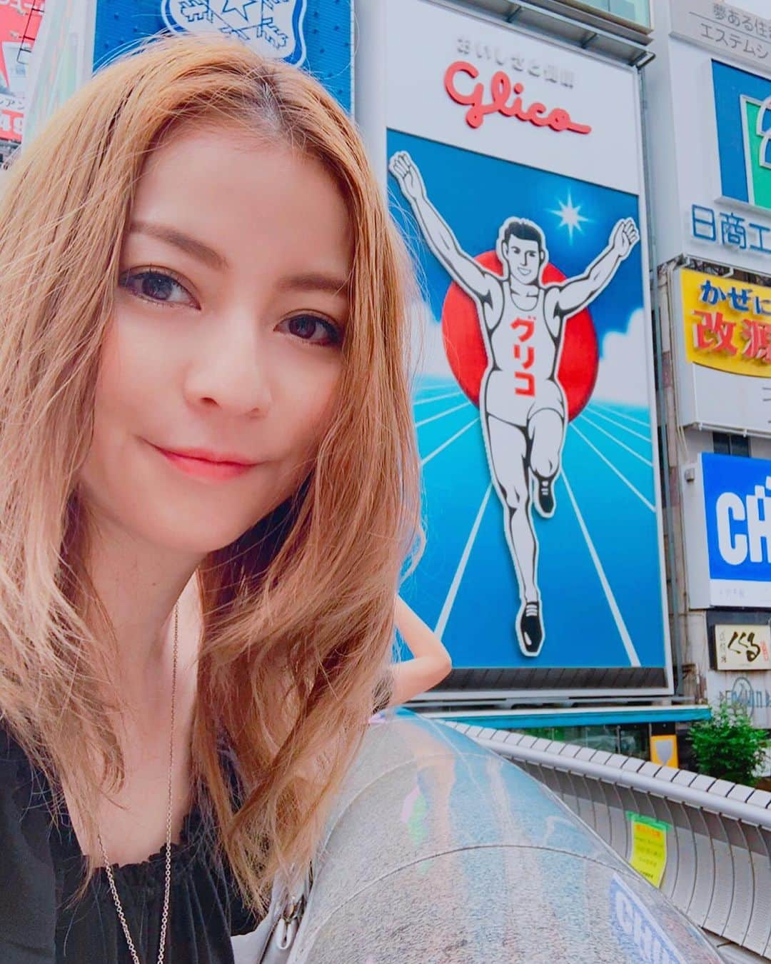 香里奈さんのインスタグラム写真 - (香里奈Instagram)「"Life on the Longboard 〜2nd Wave〜" 🌊🏄‍♂️✨ at Osaka✨🏄‍♀️🌊 岡山から大阪へ！ 大阪での舞台挨拶も、無事終了しました！  ありがとうございました！  G香里奈 goodsを着用して応援してくれていたfanの方々も、おおきに！  大阪へ来たのは久しぶり！！ たこやきにテンションが上がり、たくさん食べた🐙  道頓堀も久しぶり！！ 懐かしい景色がたくさんあったりして、  またゆっくり来たいなぁ〜と思いました 🚅  ほなな！  #karina #香里奈 #movie #映画 #lifeonthelongboard2ndwave  #life #ライフオンザロングボード2ndwave  #surfing  #舞台挨拶 #梅田ブルク7 #吉沢悠 #喜多一郎 #UMI #種子島 #大阪 #たこやき #道頓堀 #御堂筋」6月2日 19時42分 - karina_official_221