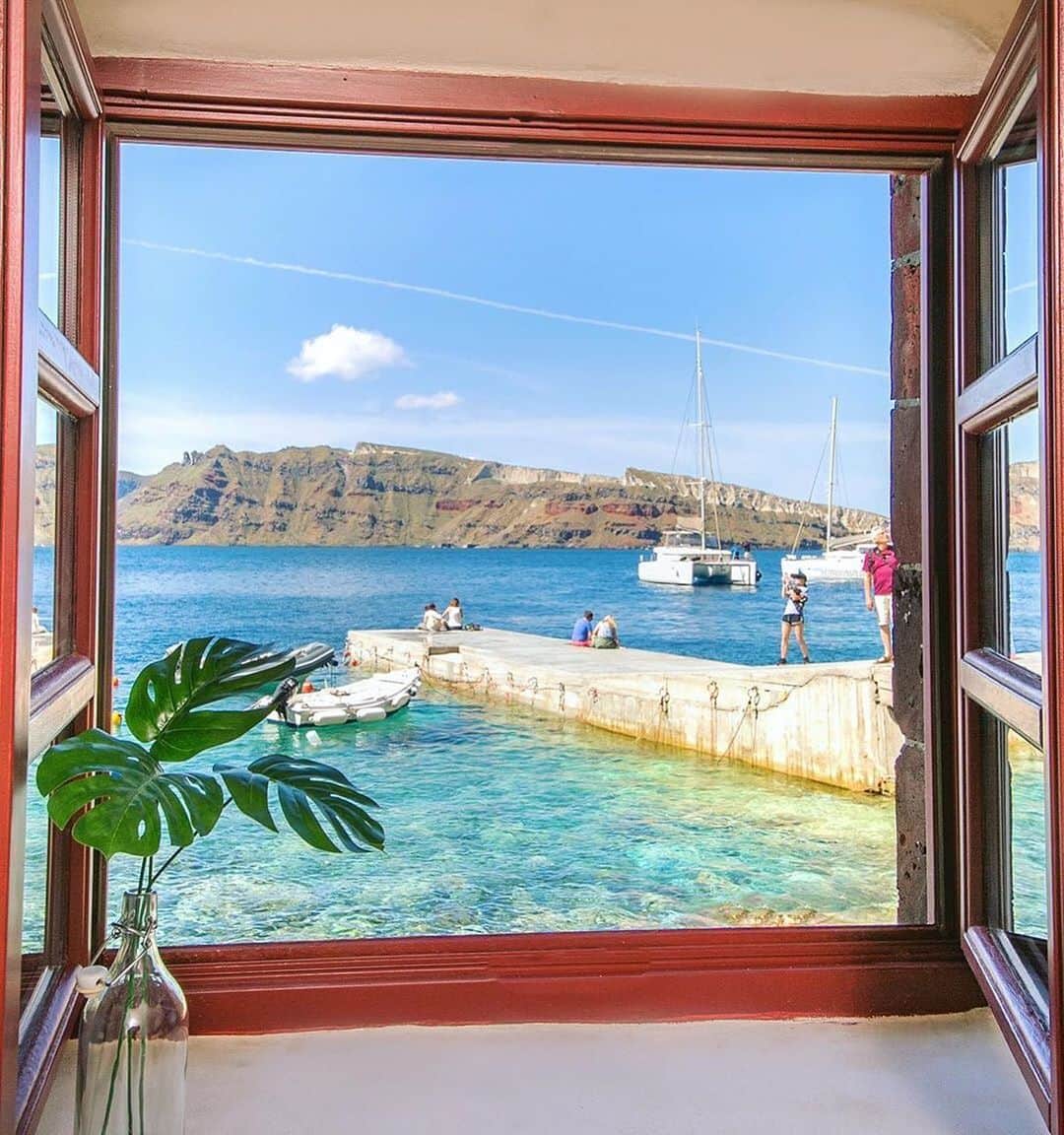 Airbnbさんのインスタグラム写真 - (AirbnbInstagram)「Superhost Nicoletta and her daughters' 19th century apartment puts Ammoudi Bay right at your doorstep. That means you’re also practically next door to several great tavernas for fresh seafood. If you ever want a broader perspective, Oia’s postcard views are just a steep donkey ride away.  Photo: @panosbarous」6月2日 19時44分 - airbnb