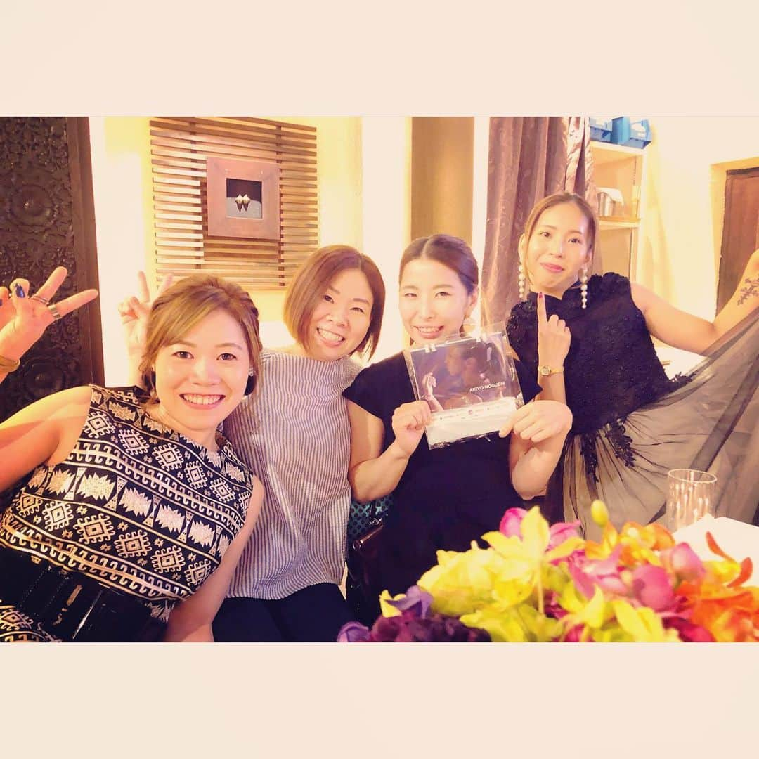 興梠友理さんのインスタグラム写真 - (興梠友理Instagram)「🎉Akiyo’s Birthday Eve Party🎉 ・ あきよちゃんの記念すべき20代最後の夜、久々に会えた友達と一緒にお祝いできて嬉しかった😍そして、何より内容も盛りだくさんでめちゃくちゃ楽しいパーティーだった✨ ・ あきよちゃん、改めておめでとう‼️ 30代も全力で楽しもう‼️‼️ ・ 【1】なぜかエリが主役感満載の写真🤣www 【2】ハートのBDケーキとあきよ嬢❤️ 【3&4】クジでファーストバイトの大役を引き当てた‼️お互い大爆笑🤣そして何故か私もファーストバイトされるおまけ付きwww 【5&6】愉快な仲間たちと一緒に💕 【7】あきよvsあやりの腕相撲。このあと瞬殺😂 【8】自由すぎるみんなのポージング 【9】グダグタのChoo Chooトレイン🐭 【10】ビュッフェも美味しかった🍽 ・ #akiyobirthdayparty  #あきよ誕生日前夜祭 #あきよ誕生日前祝い #女子会 #クライマー女子会 #クライミング女子 #クライマー女子 #ボルダリング女子 #climbinggirls #girlsnight #girlsnightout #birthdayparty」6月2日 19時45分 - yuri_rogi