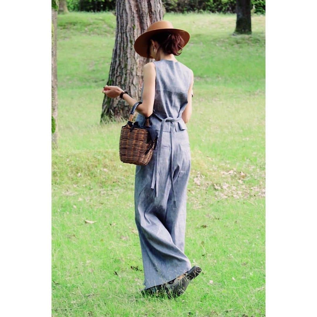 j.chikaさんのインスタグラム写真 - (j.chikaInstagram)「✨﻿ ﻿ 先ほどのpostのボトルネックプルオーバー新色発売と同日時 本日6/2 sun.20時から再販がスタートするストレッチフレンチリネンワイドパンツは一昨年の KU-UMコラボ✨﻿ ﻿ ジレとセットアップで作ったものでしたが﻿ パンツのリクエストを多数いただき再販が決まりました！ありがとうごいます😹🙏❤️ ﻿ ﻿ 今年はパンツのみの予約再販です。﻿ レングスを4cm短くリニューアル。﻿ ﻿ 写真で着ているロングジレはこれから販売される3wayのワンピースです👗﻿ ﻿ 4枚目以降の写真はパンツのもう1色ネイビーです。この写真のジレは一昨年のもので今回の販売はございません🙏﻿ ﻿ 3way one-piece…#kuum﻿ tank-top…#sysorus @sysorus.select ﻿ pants…@kuumfashion ﻿ bag…#loewe @loewe﻿ sandal…#zara @zara﻿ ﻿ ＿＿＿＿＿＿＿＿＿＿＿＿＿＿＿＿＿＿＿＿﻿ 【 KU-UM × chika 】﻿ ﻿ 6/2 sun.20:00再販start🎊﻿ ﻿ ストレッチフレンチリネンワイドパンツ﻿ 【予約再販】beige/navy ¥ 15,000 +tax.﻿ ﻿ ボトルネックプルオーバー新色 ﻿ 【即納】black/khaki ¥ 15,000 +tax.﻿ ﻿ ワンピースは今後発売予定です👗﻿ ﻿ @kuumfashion プロフィール欄から﻿ サイドに飛べます☺️﻿」6月2日 19時55分 - chikako.hongo
