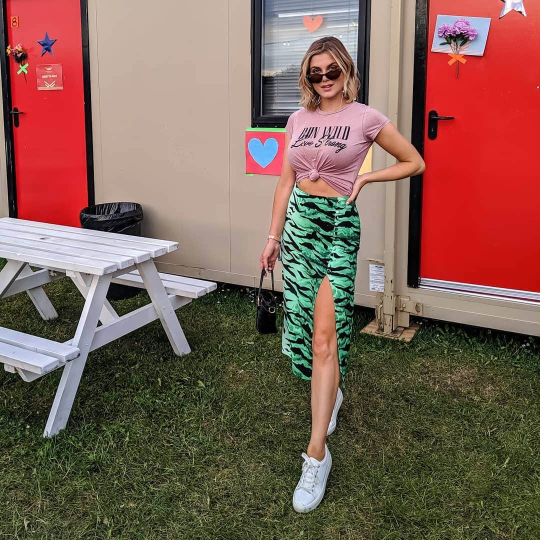 Ashley Jamesさんのインスタグラム写真 - (Ashley JamesInstagram)「Yesterday at All Points East for Mumford & Sons 💓 Honestly had the funnest day drinking in the sub, and dancing with complete strangers to one of my all-time favourite bands. Wearing my favourite outfit combo from @carolineflack x @riverisland collection (gifted) 🌴 #flackisback #festivalfashion #allpointseast」6月2日 19時56分 - ashleylouisejames