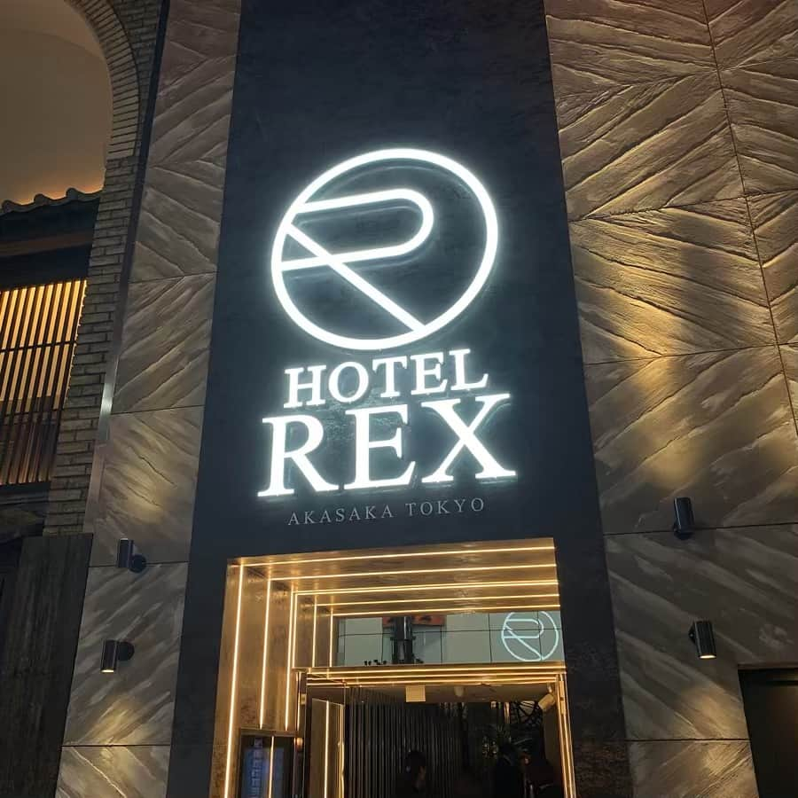 柴本愛沙さんのインスタグラム写真 - (柴本愛沙Instagram)「赤坂にオープンしたリゾートホテル、 HOTEL REXの内覧会にご招待いただきました♡  オフィスや飲食店が多く、 私も職場から徒歩1分ほど…  でも中に入ると海外リゾートを思わせる 非日常空間でものすごくラグジュアリー✨ 内装はキレイでアメニティも高級感があり、 なんだかリラックスできる空間でした。 ぜひスワイプしてお部屋いくつか見てほしい☆  ホテル内には、水が天井から流れ落ちる バーが併設されていたり、 部屋には光るジャグジーがあったり☆ 52室ある部屋はすべて異なった内装で、 何度泊まっても楽しめそう❗️ . 内覧会ではシャンパンタワーや ルームサービスで提供されるフードを いただきました。美味しかった♡  都内にいるといろいろ疲れることも多いので、 たまにはこういったホテルで ゆっくり過ごす時間も作りたいと思いました。  #HOTELREX #ホテルレックス #リゾートホテル #ホテル好き #ホテルステイ #ホテルスティ #東京ホテル #赤坂 #高級リゾートホテル #内覧会 #アーバンリゾート #究極の空間 #非日常 #自分だけの場所 #高級リゾート #リラックス #最高の癒し #ラグジュアリー #さりげなさ #こだわり #上質な時間 #新しいスタイル #職場の近く #たくさん利用したい #海外にいるみたい」6月2日 19時50分 - aisa_shibamoto