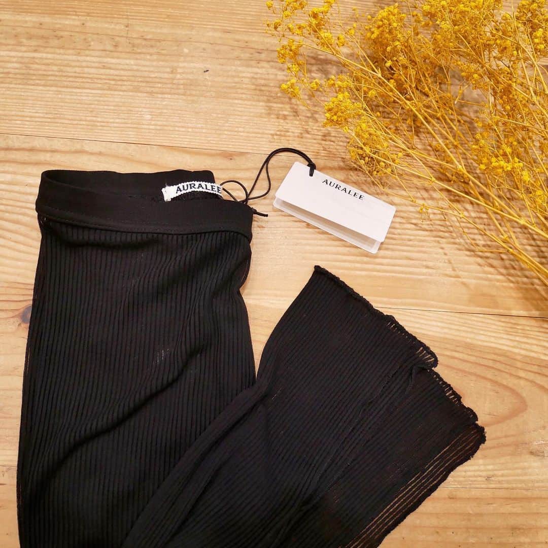 のインスタグラム：「【PICK UP ITEM】 ・ 【AURALEE】 ♢SEE-THROUGH RIB SLIT TIGHTS ¥12,960- ・ 今の時期にぴったりのAURALEEのシースルーリブタイツはいかがでしょうか🕊 ・ お問い合わせはこちらから ⬇︎⬇︎⬇︎⬇︎ @ann_de_ark '' ・ #auralee #オーラリー #new #19ss #spring #summer  #fashion #ファッション #womenstyle #womenswear #style #styling #coordinate #コーデ #コーディネート #レディース #ショップ #栃木 #宇都宮 #arknets #anndeark」