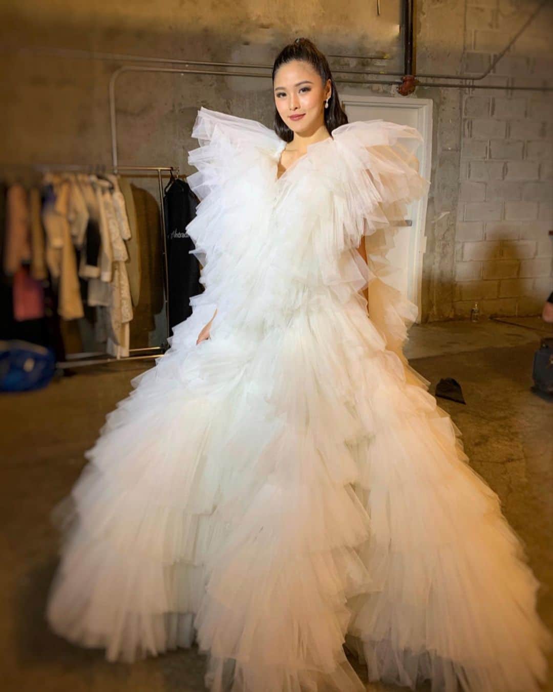 Kim Chiuさんのインスタグラム写真 - (Kim ChiuInstagram)「Happy 121st Philippine Independence Day 🇵🇭. had so much fun at the Show / fashion show and had a pleasure to walk for @albertandrada beautiful creation ✨💎✨ so inlove with this gown!!! 👏🏼👏🏼👏🏼 thank you so much❤️ . . pat-pat on the back self!😁 make up by yours truly😁 #kilayONfleek using @teviant brow set!!!!👍🏻😉 #KIMchoseTeviant thank you @markbaquiran for my hair 💋 thank you @neocolors_prod_and_adv_inc and @jceventsandmodeling 💗💗💗. . see you later at the parade❤️🇵🇭🕊」6月2日 19時51分 - chinitaprincess