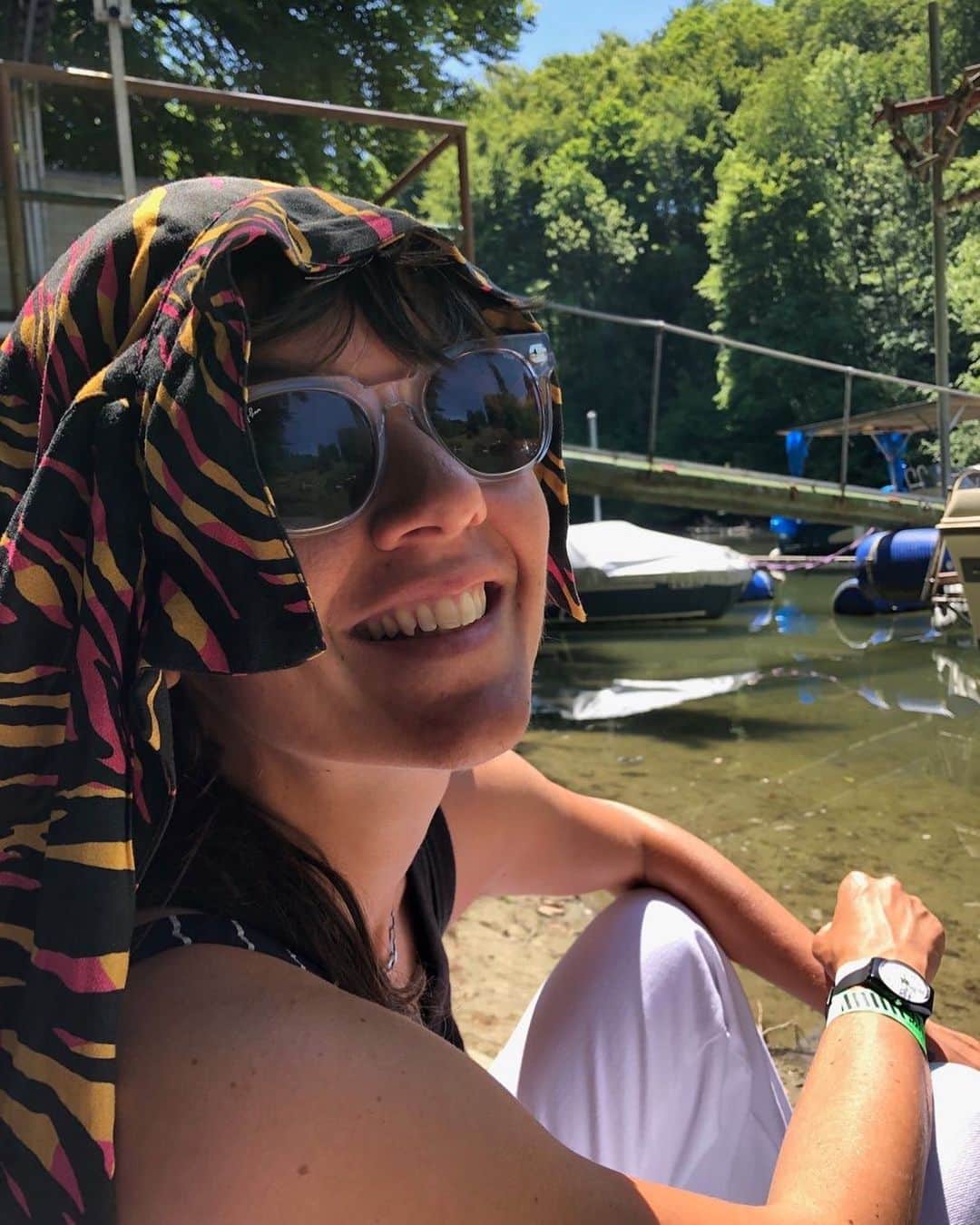 コートニー・バーネットのインスタグラム：「Thank u Düdingen and Nîmes, real good fun in the sun!! We play Paris today at 4:20pm @welovegreen 💚💚💚 photo by @dmouse13」
