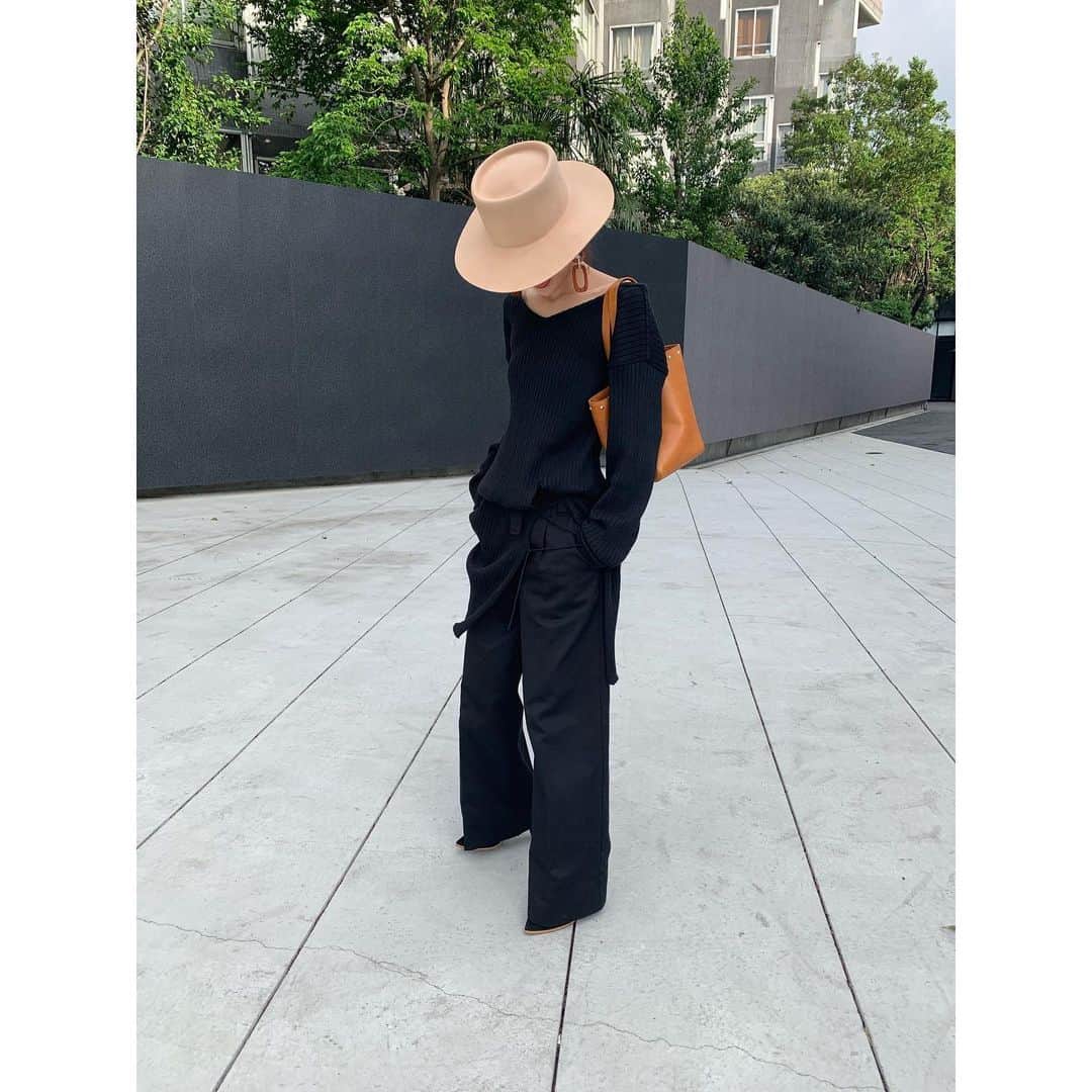小林有里さんのインスタグラム写真 - (小林有里Instagram)「♡ こないだの夫婦時間は ぜーんぶ真っ黒🖤 . . デートコースは ナイキショップ→ノースフェイス笑♡ . . op... @lualla.official  pants... @dickies  hat... @marihoja  bag... @havefun.vtg . . あと！ リアルにずーっと行きたかったソニックフィット、 @rillee_on で受けてきた!! 感動😭 2.3週間でリフトアップ効果を 一番実感するみたいだけど、 わたしの場合は1週間くらいで👍 . 頬が本当にキュッとなるし、 何より数日で肌が整うのがもう😭👏嬉 (その日に次の予約取りました😭❤️) . . 人気過ぎて全店舗で１ヶ月待ちとか。 それでも横浜店オープンで 今は少しは予約取れやすくなったのかしら？ 気になってる方は今がちょうどいいかも♡ (↑お店の方情報🤫) . #weekend#myhubby #outfit#coordinate#fashionlover#momlife #blackfashion#monotone#skinkare #スキンケア#リリーオン#ソニックフィット #小顔#フェイシャル#リフトアップ#横浜 #これは表参道#大人カジュアル」6月2日 20時04分 - lilyshandmade