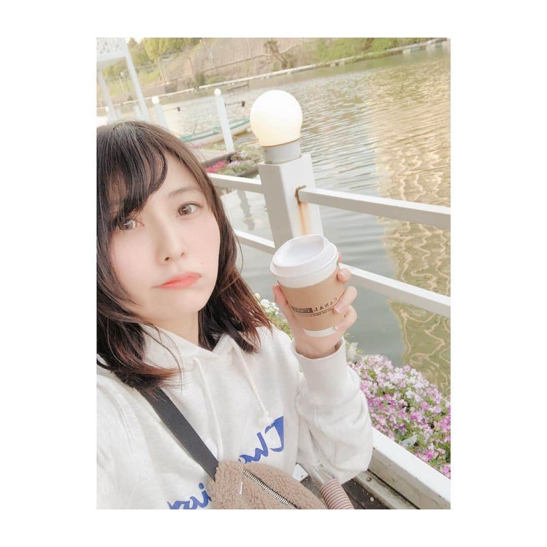 大崎みらいのインスタグラム：「、 #代官山 の #カナルカフェ にて カフェモカ 砂糖入りをのみました← #あまーーーーい ！ 若干外はまだ寒かった… 今度はボートのるか🤔🤔🤔 、 、 、 #canalcafe #coffee #cafemoca #boat #riverside  #自撮り女子 #campion #野球好きと繋がりたい  #コーヒー飲めない  #苦い #笑」