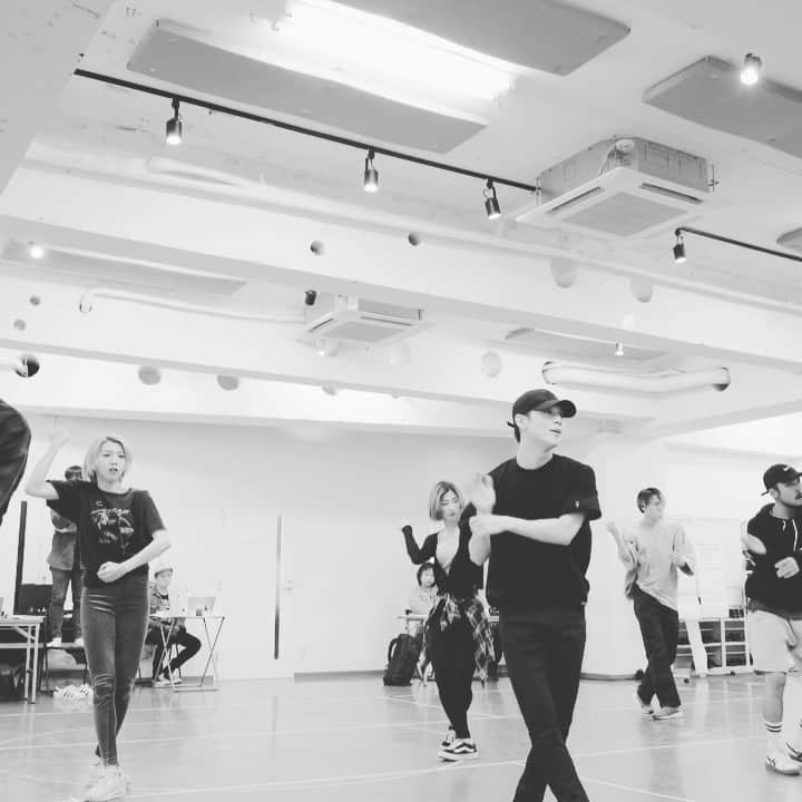 SHINeeのインスタグラム：「. 「TAEMIN ARENA TOUR 2019 ～X™～」へ向け、テミンは絶賛リハーサル中！ ツアースタートまであと一週間！お楽しみに〜♪ #X_TM #TAEMIN #テミン #Shadow」