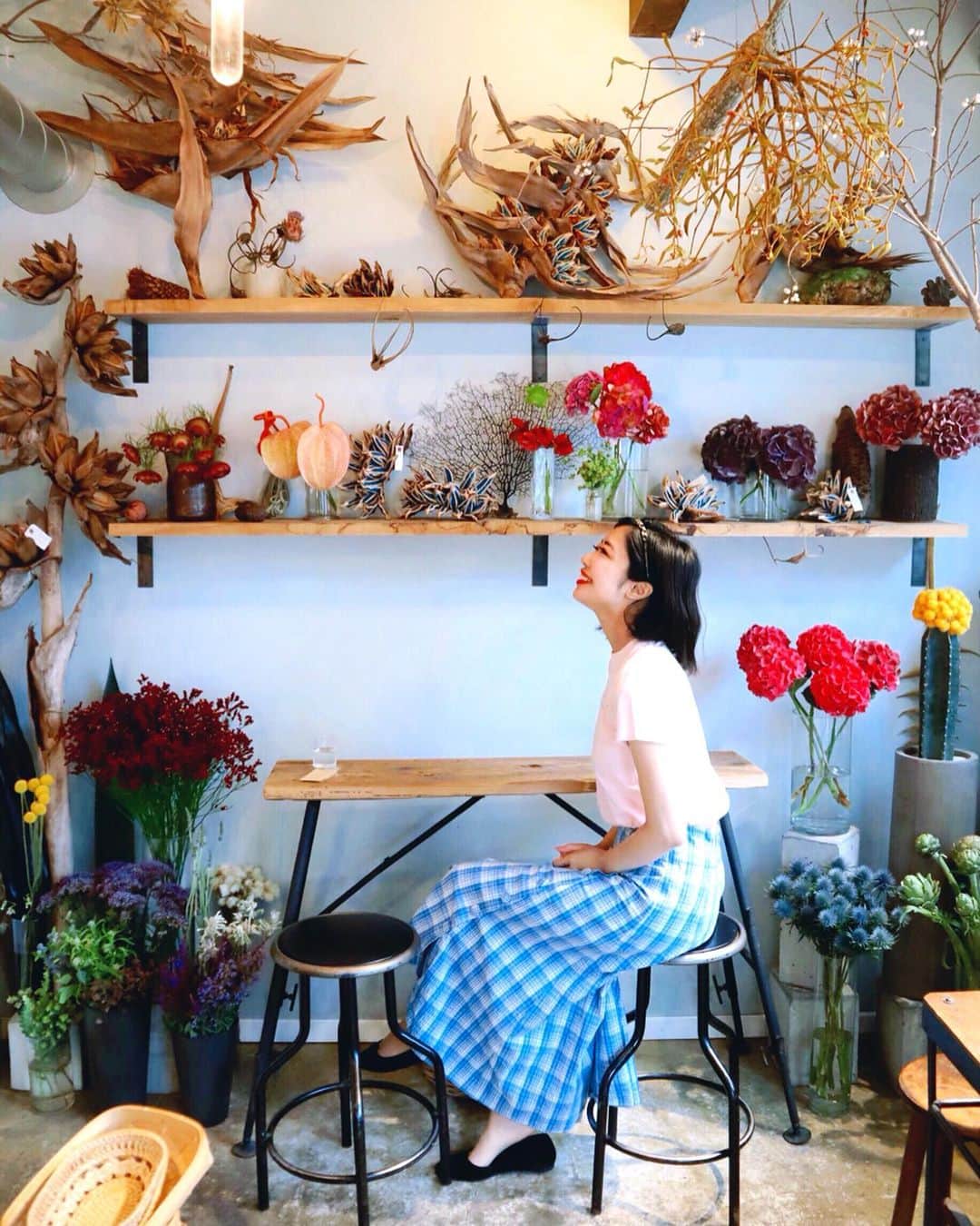 中島奈津希さんのインスタグラム写真 - (中島奈津希Instagram)「💐💭❤️❤️❤️﻿﻿ ﻿﻿ ﻿﻿ ﻿﻿ ﻿﻿ ﻿﻿ さっき、﻿﻿ お花のクッキーを載せたつづき♥﻿﻿ ﻿﻿ ﻿﻿ 360度お花に囲まれたカフェ☕️💐﻿﻿ ＂#cotitoハナトオカシト ＂﻿﻿ ﻿﻿ ﻿﻿ ﻿﻿ ﻿﻿ ﻿﻿ いつまでも居たくなるような﻿﻿ 不思議で素敵な空間。﻿﻿ お店の方も、﻿﻿ 空間を大切にされていて﻿﻿ ゆっくりお花とスイーツを堪能出来ました♥﻿﻿ ﻿﻿ ﻿﻿ お姉とそれぞれ別のものを頼んだのだけど﻿﻿ どれも美味しかったから﻿﻿ また違うメニュー食べるのが楽しみだなぁ😍😍﻿﻿ ﻿﻿ ﻿﻿ ﻿﻿ ﻿﻿ ﻿﻿ ﻿﻿ ﻿﻿ 全力で貫いた真顔は2枚目へ😐笑﻿﻿ ﻿﻿ ☁️☁️☁️☁️☁️☁️☁️☁️☁️☁️☁️☁️☁️☁️☁️﻿ #cotito#ハナトオカシト#nishiogikubo ﻿ #西荻窪カフェ#おなつカフェ」6月2日 20時13分 - nakajima_natsuki