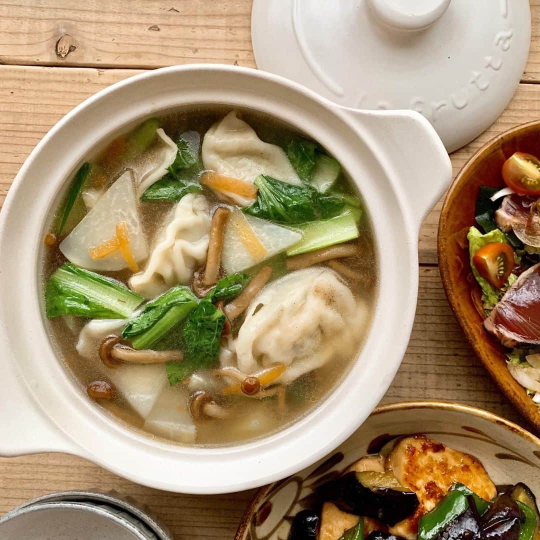 aya*** さんのインスタグラム写真 - (aya*** Instagram)「* 2019.6.2 Sunday * * 夜勤明けで帰省した娘と一緒に晩ご飯🍚 * ○おトクぎょうざとコールラビの中華スープ ○鰹のタタキのサラダ ○鶏むね肉とナスのオイスター炒め ○冷奴 * * 餃子工房RON @mimatsu_gyouzakoubou_ron さんから提供していただいた、おトクぎょうざをスープに使ったら 餃子からも旨味が出て美味しいスープに◎ * そして今日使った野菜は ココノミ @coconomi_141 さんの安心安全な無農薬野菜♩ * 今週届けてくださったお野菜は↓ ○井上さんのサニーレタス(兵庫県産) ○宮崎さんの葉玉ねぎ・白(長野県産) ○宮崎さんの葉玉ねぎ・赤(長野県産) ○木村さんの豆腐・有機大豆きぬこし(兵庫県産) ○岡本さんの足つきなめこ(奈良県産) ○柳澤さんの人参(鹿児島県産) ○西前さんのコールラビ(奈良県産) * この中からスープにはコールラビと葉玉ねぎ(白)、人参、なめこ。 サラダには サニーレタスと葉玉ねぎ(赤)、 あとは冷奴に有機大豆きぬこしを。 今回 、初めましてのコールラビ！ ドイツ語で「キャベツとカブ」という意味だそう。 生でも加熱しても カリウムやビタミンCなどの栄養価は変わらずいただけるそうやけど クセがない淡白なお野菜で 大根っぽい食感でした◎ * 久しぶりに野菜をモリモリ食べれて 身体が喜んどるけど なんゆうても １人で食べるよりご飯より 娘と一緒に食べるご飯は美味しかった😊 #母の日のプレゼントありがとうね * * #前橋餃子#ロン餃子#餃子工房ロン #ココノミ#無農薬野菜  #dinner#foodpic#igersjp#locari_kitchen#Japanesefood#aya_aya飯 #今日の晩ごはん#フーディーテーブル #晩ごはん#晩ご飯#夜ごはん#夕飯#夕食#クッキングラム#おうちごはん#料理#暮らし#日々#日々の暮らし#おうちごはんLover#常備菜#作り置き」6月2日 20時14分 - aya_aya1128